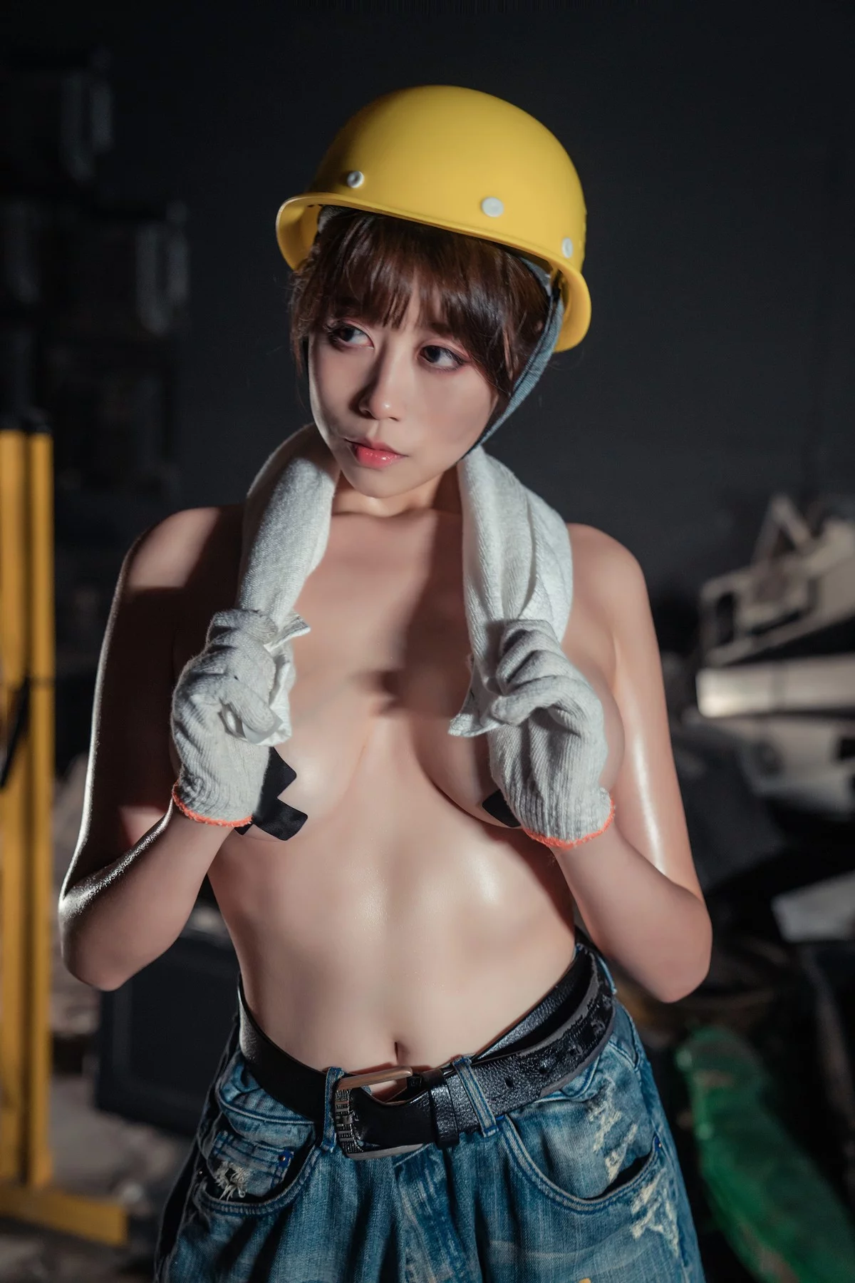 萌妹奈汐酱nice咱们工人有力量主题户外全果上身露豪乳胶带遮点惹火诱惑写真35P