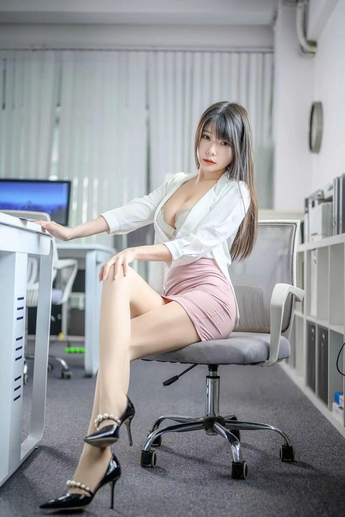 网络美女香草喵露露粉白裙子主题性感白T配粉色短裙露蕾丝内衣秀美腿诱惑写真40P