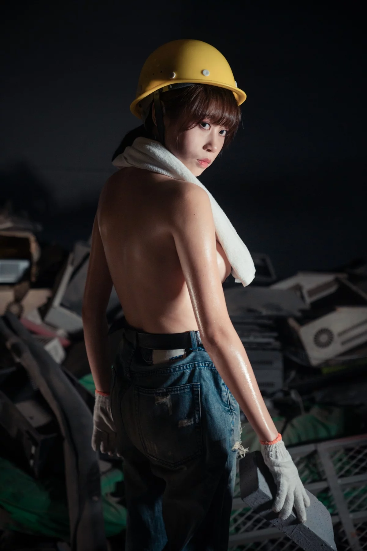 萌妹奈汐酱nice咱们工人有力量主题户外全果上身露豪乳胶带遮点惹火诱惑写真35P