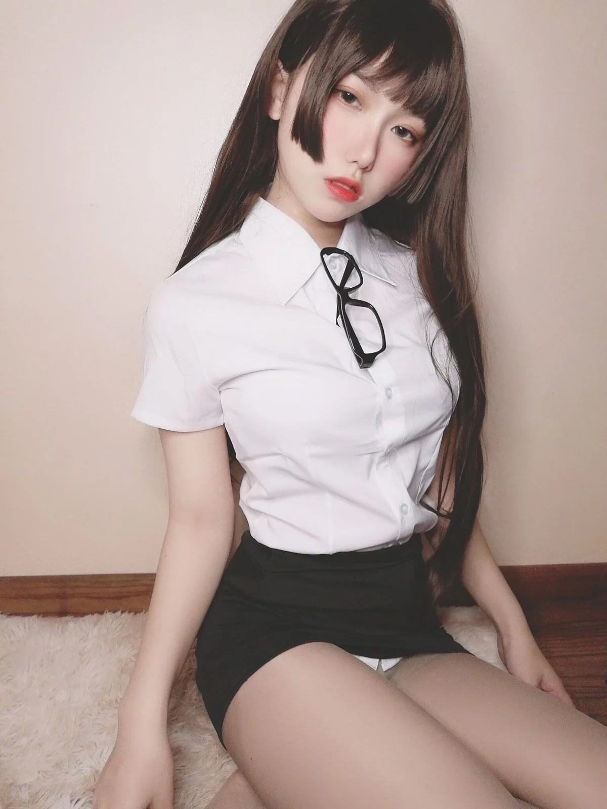 网红美女yuzukitty柚子猫醉酒小秘书主题性感白T配黑短裙露蕾丝内衣诱惑写真52P