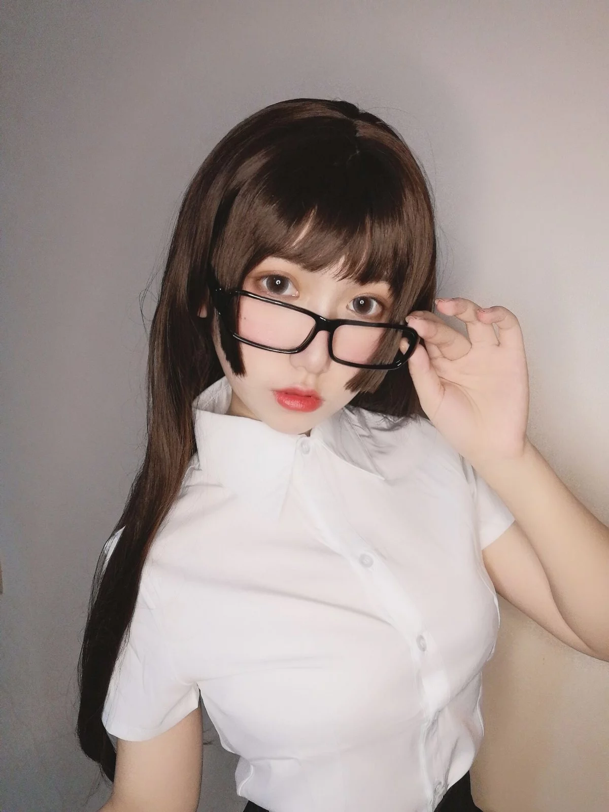 网红美女yuzukitty柚子猫醉酒小秘书主题性感白T配黑短裙露蕾丝内衣诱惑写真52P