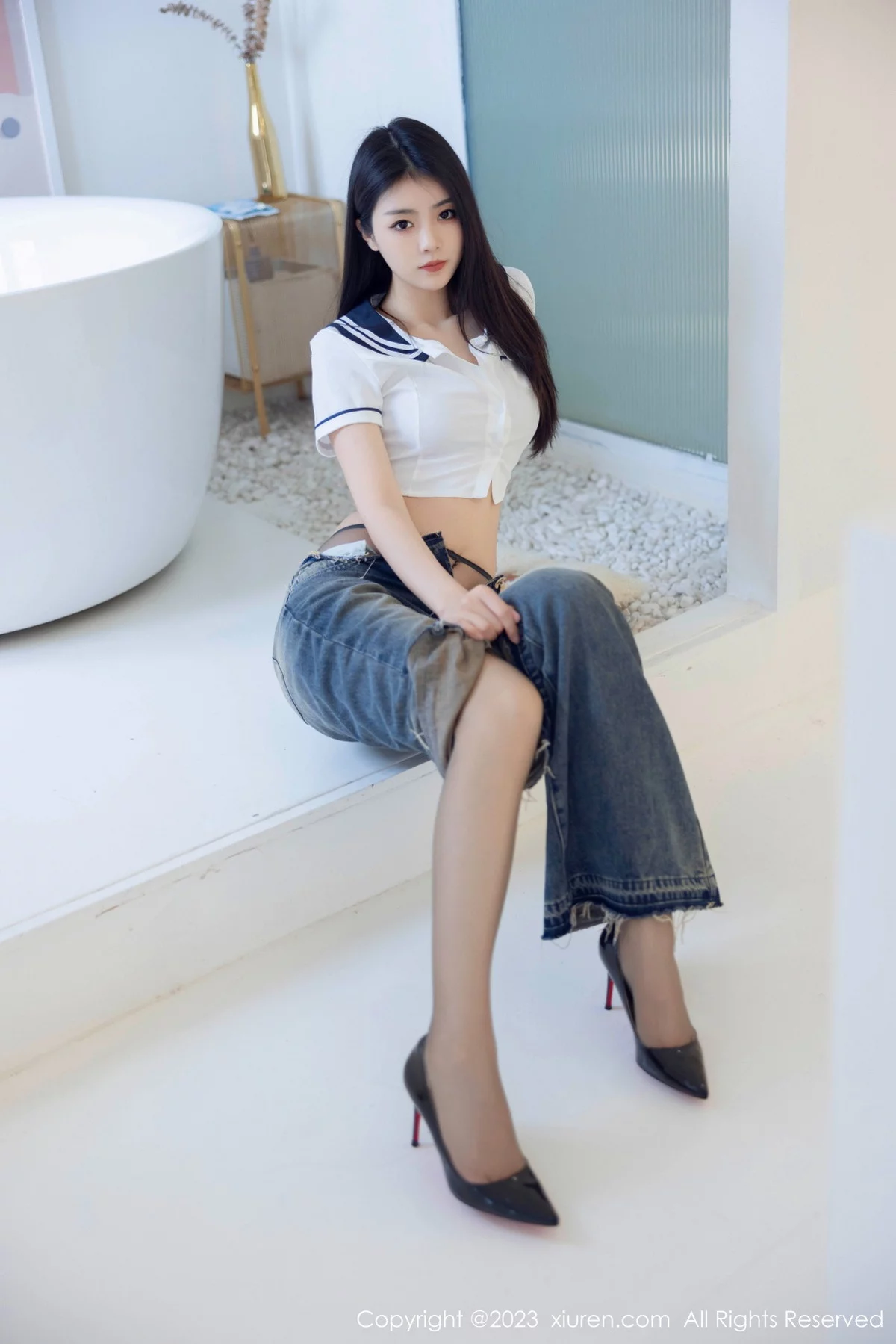 XiuRen第7027期_模特可乐Vicky白色上衣配牛仔裤露超薄黑丝秀曼妙身姿诱惑写真82P