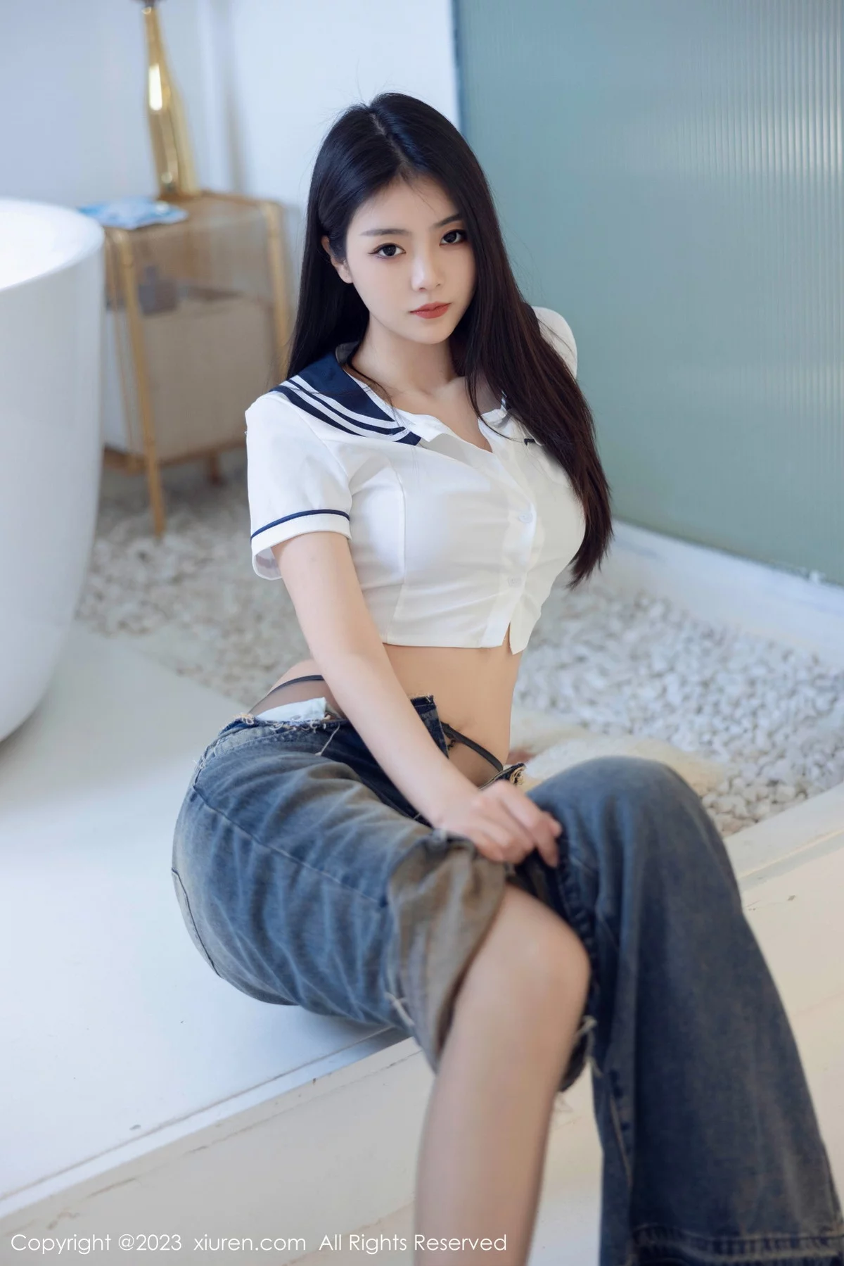 XiuRen第7027期_模特可乐Vicky白色上衣配牛仔裤露超薄黑丝秀曼妙身姿诱惑写真82P