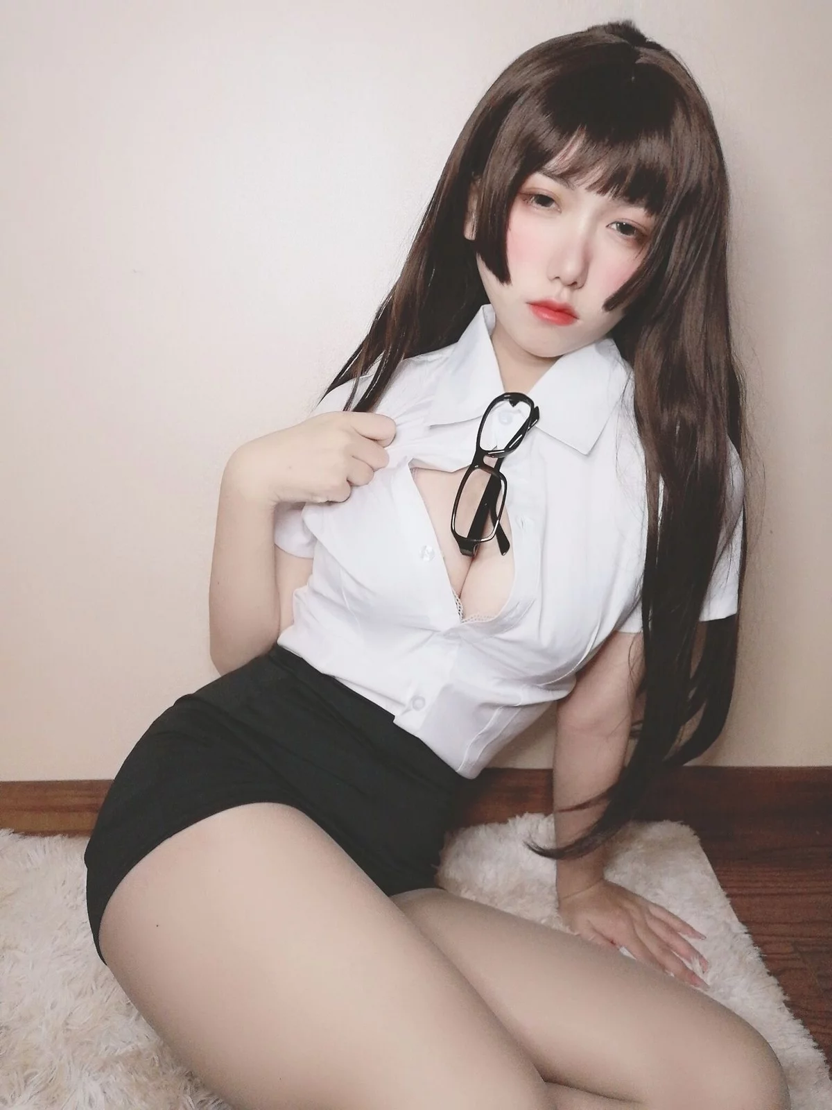 网红美女yuzukitty柚子猫醉酒小秘书主题性感白T配黑短裙露蕾丝内衣诱惑写真52P