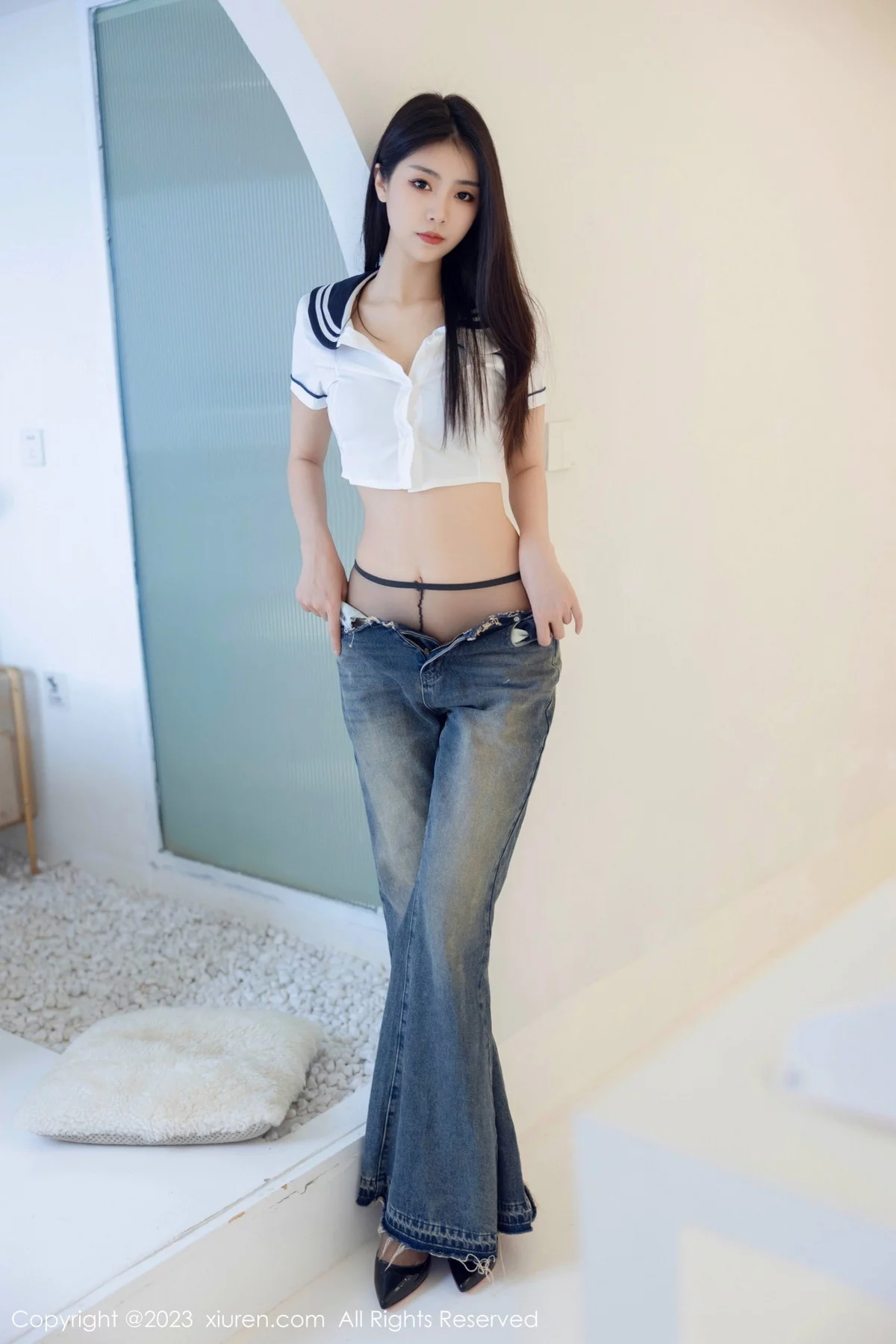 XiuRen第7027期_模特可乐Vicky白色上衣配牛仔裤露超薄黑丝秀曼妙身姿诱惑写真82P