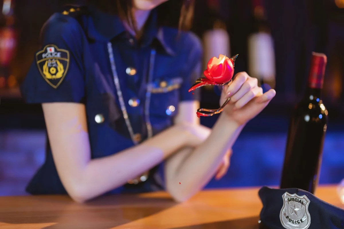 网络美女许岚LAN黑丝女警主题性感女警制服配超薄黑丝秀翘臀美腿诱惑写真60P