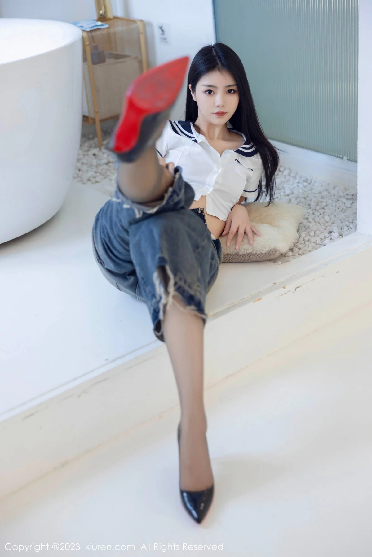XiuRen第7027期_模特可乐Vicky白色上衣配牛仔裤露超薄黑丝秀曼妙身姿诱惑写真82P