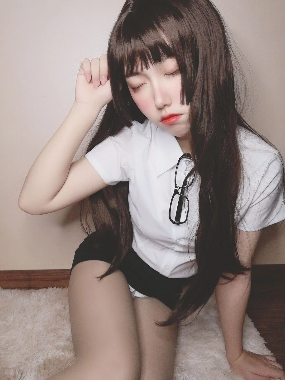 网红美女yuzukitty柚子猫醉酒小秘书主题性感白T配黑短裙露蕾丝内衣诱惑写真52P