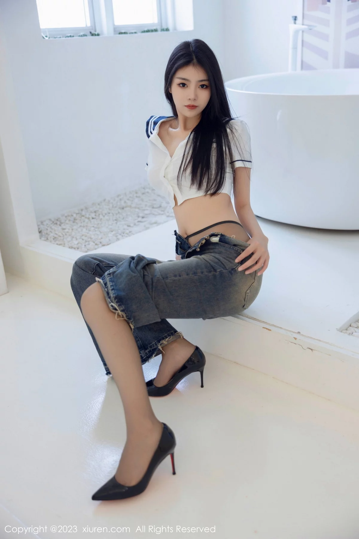 XiuRen第7027期_模特可乐Vicky白色上衣配牛仔裤露超薄黑丝秀曼妙身姿诱惑写真82P