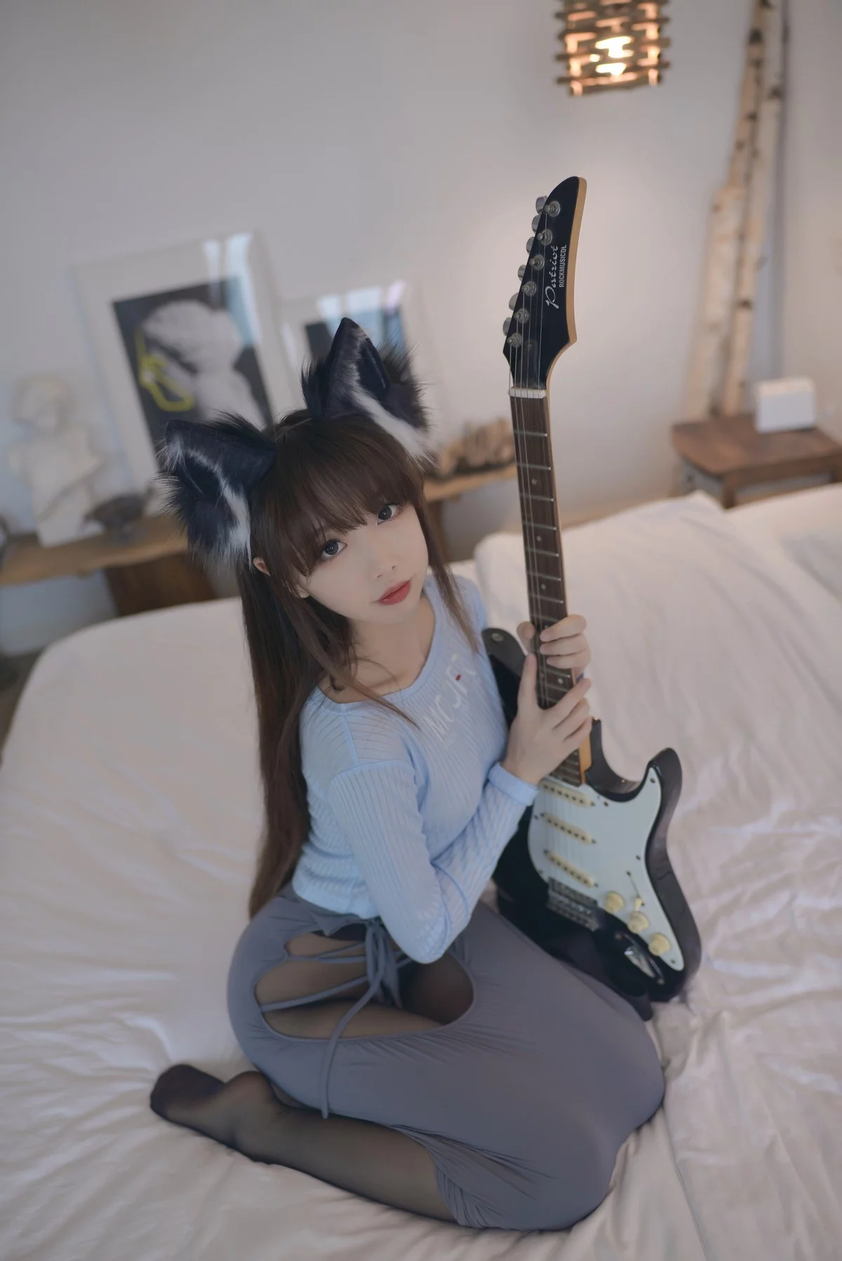 Coser小姐姐雪琪SAMA吉他妹妹主题性感露臀短裙配超薄黑丝秀美腿诱惑写真60P