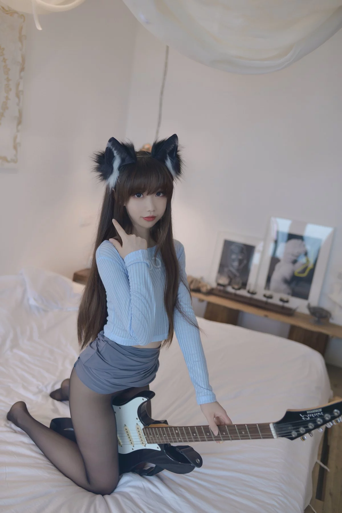 Coser小姐姐雪琪SAMA吉他妹妹主题性感露臀短裙配超薄黑丝秀美腿诱惑写真60P