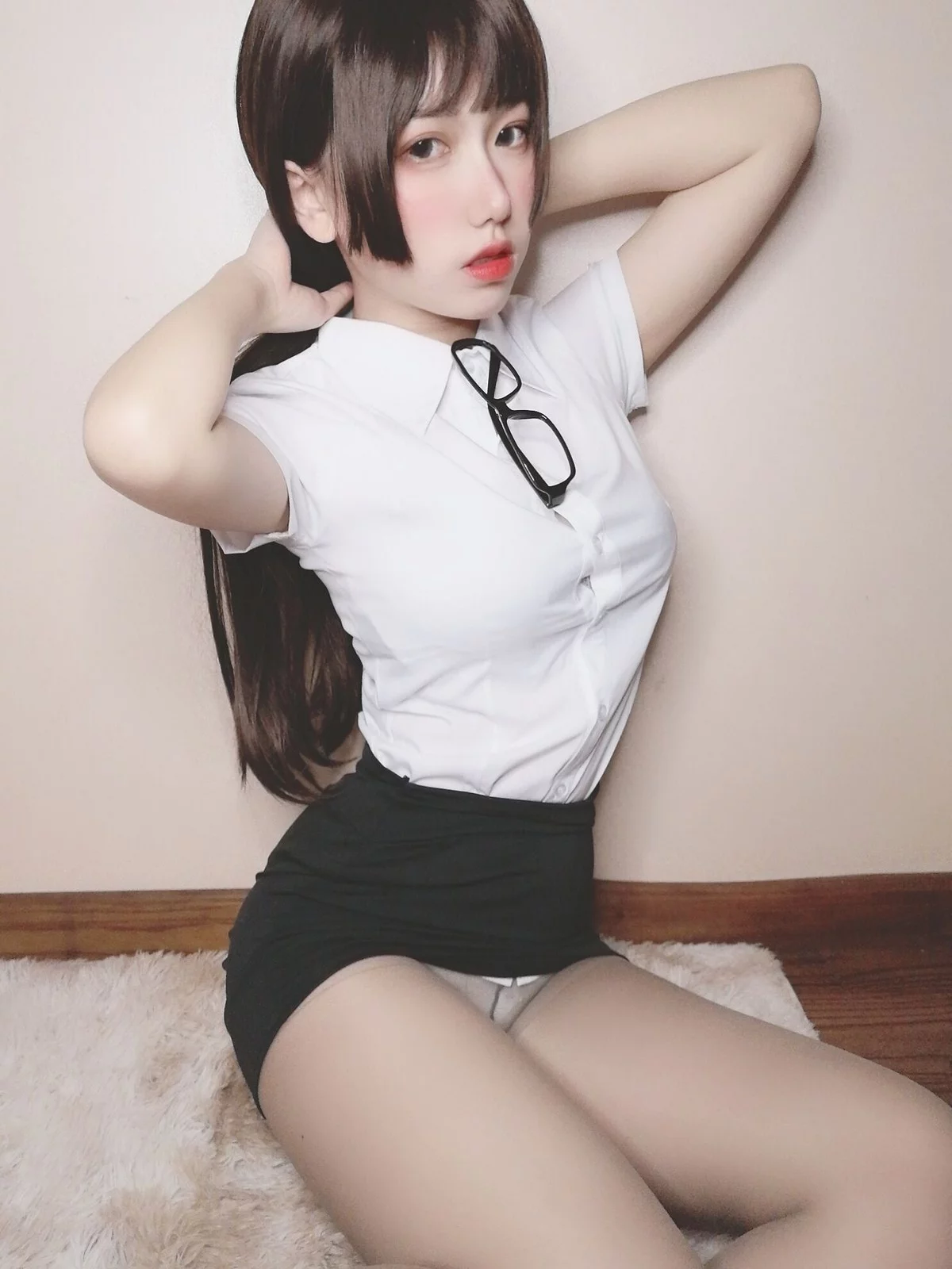 网红美女yuzukitty柚子猫醉酒小秘书主题性感白T配黑短裙露蕾丝内衣诱惑写真52P