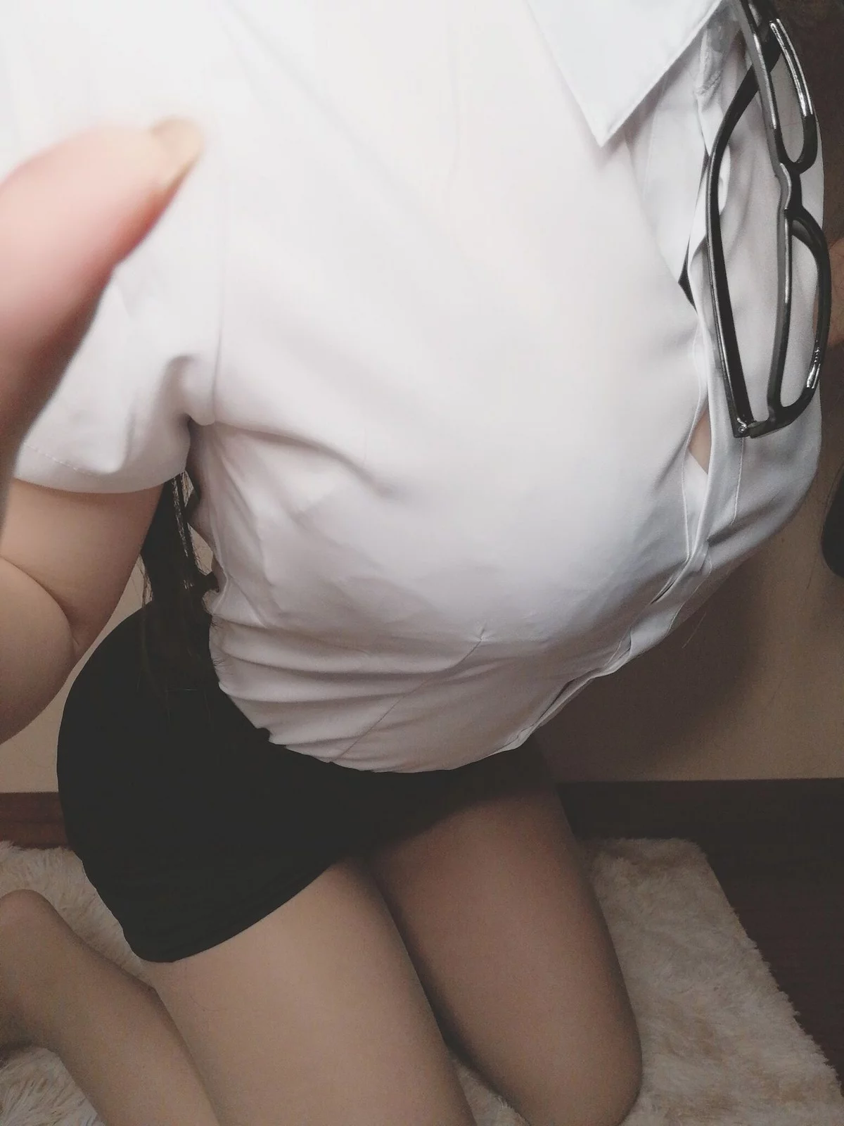 网红美女yuzukitty柚子猫醉酒小秘书主题性感白T配黑短裙露蕾丝内衣诱惑写真52P