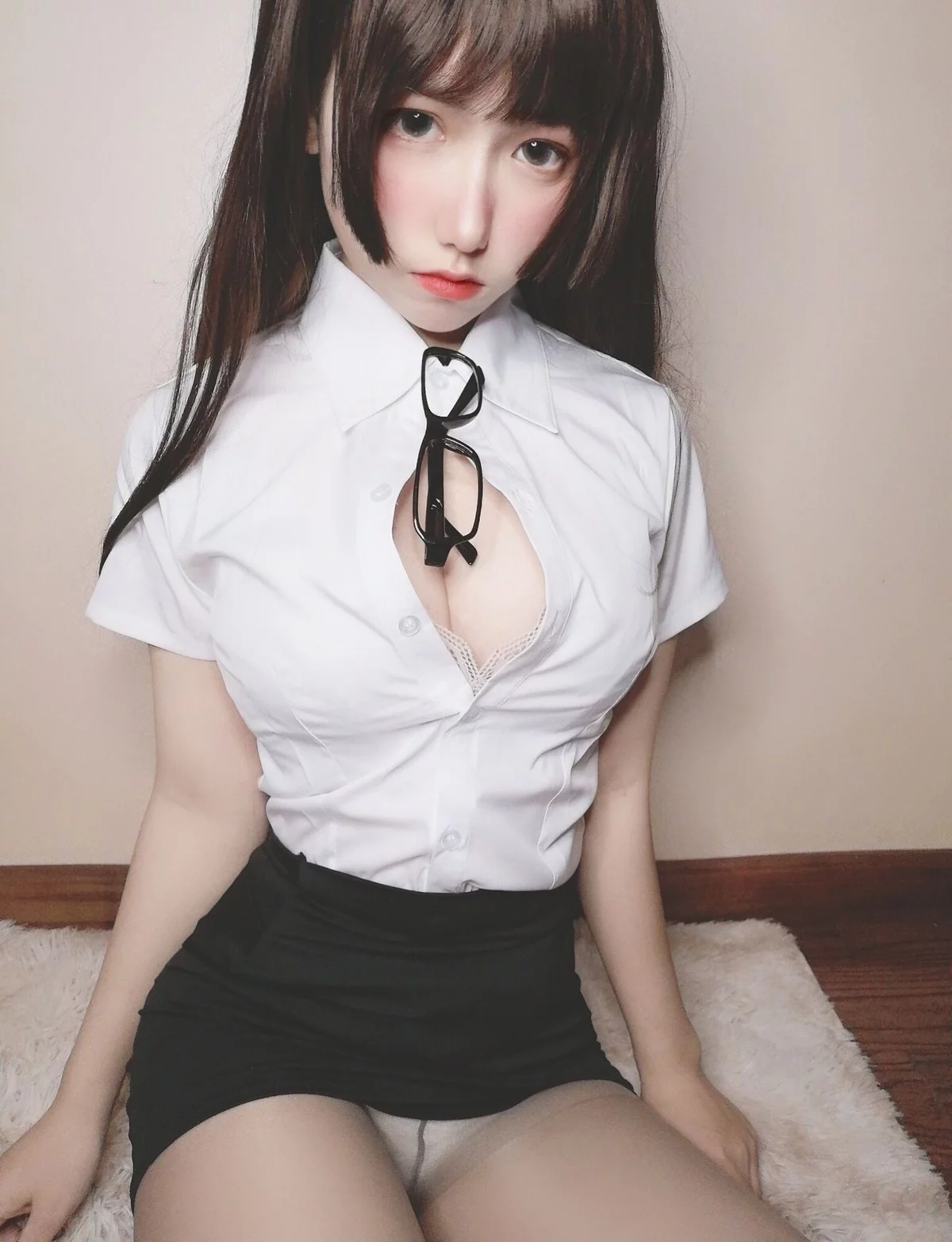 网红美女yuzukitty柚子猫醉酒小秘书主题性感白T配黑短裙露蕾丝内衣诱惑写真52P