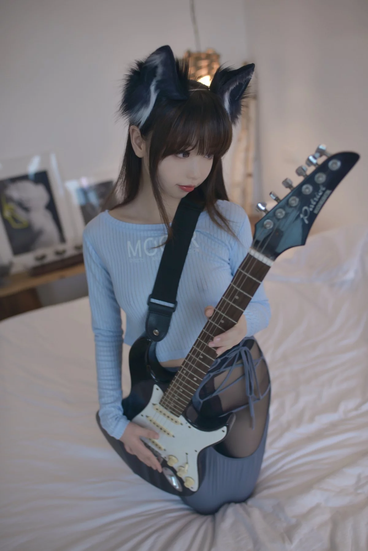 Coser小姐姐雪琪SAMA吉他妹妹主题性感露臀短裙配超薄黑丝秀美腿诱惑写真60P