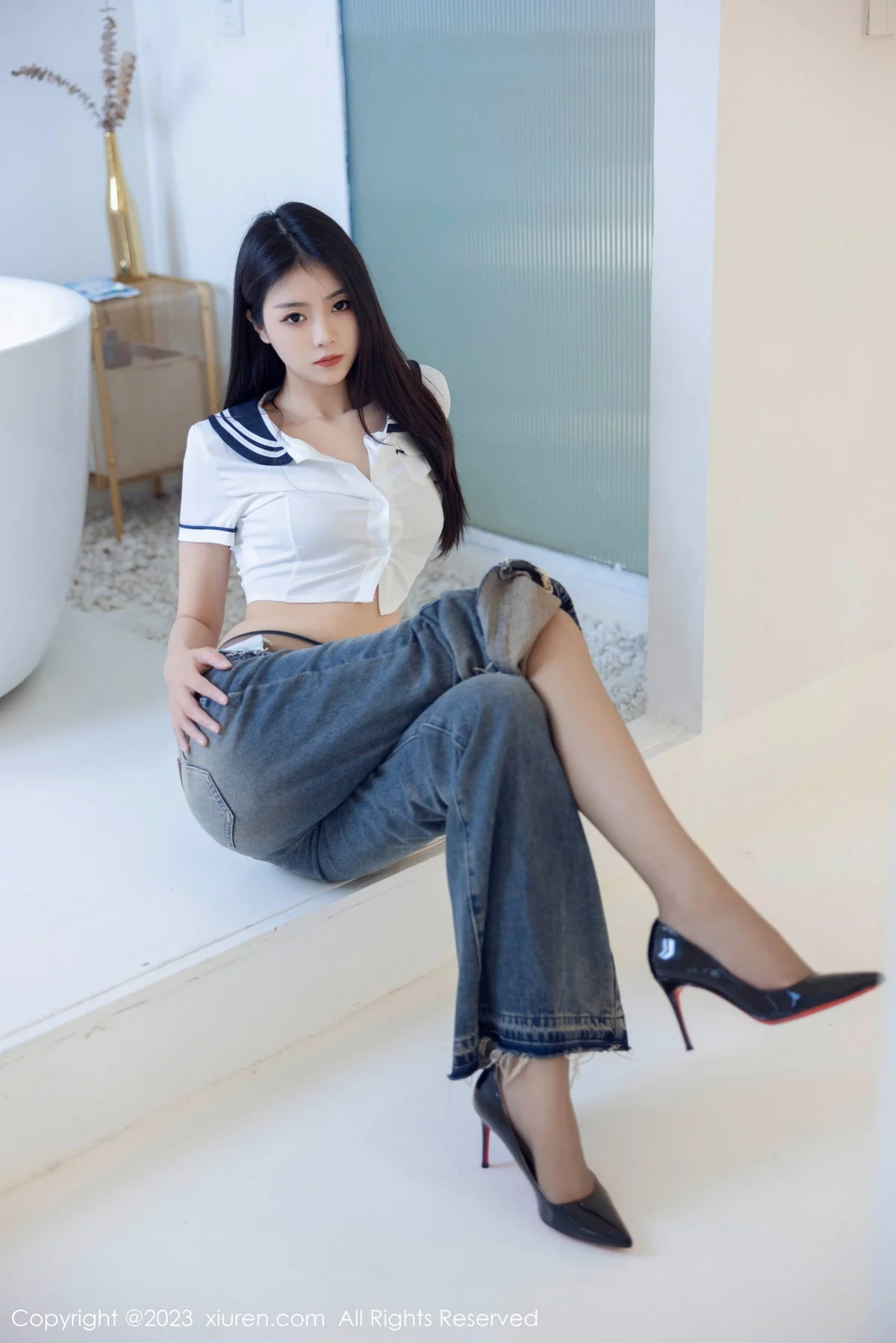 XiuRen第7027期_模特可乐Vicky白色上衣配牛仔裤露超薄黑丝秀曼妙身姿诱惑写真82P