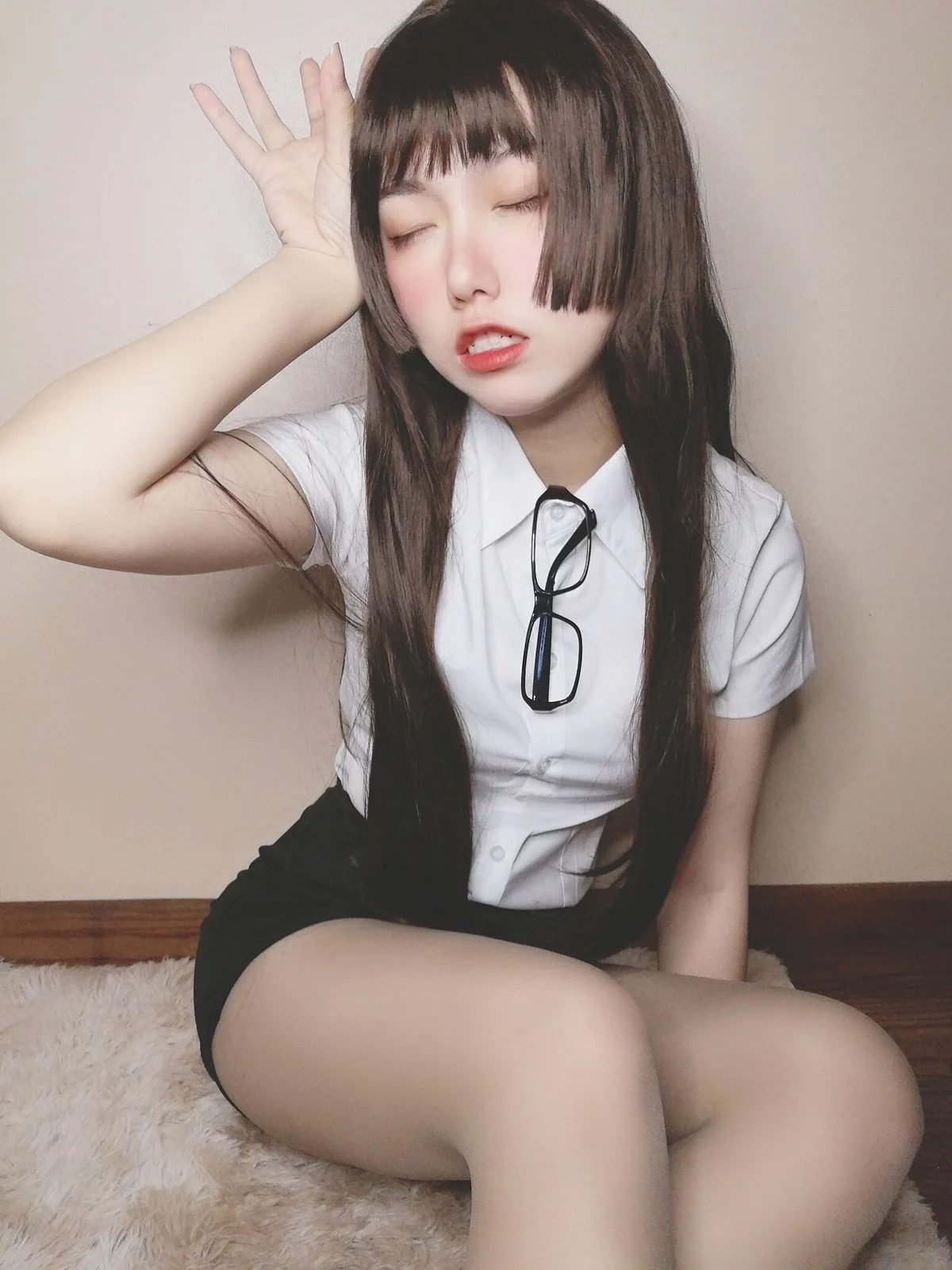 网红美女yuzukitty柚子猫醉酒小秘书主题性感白T配黑短裙露蕾丝内衣诱惑写真52P