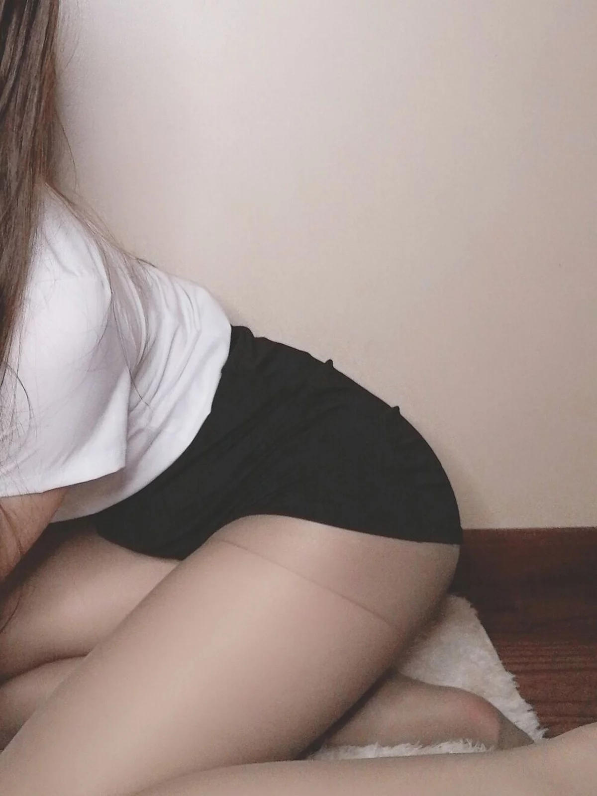 网红美女yuzukitty柚子猫醉酒小秘书主题性感白T配黑短裙露蕾丝内衣诱惑写真52P