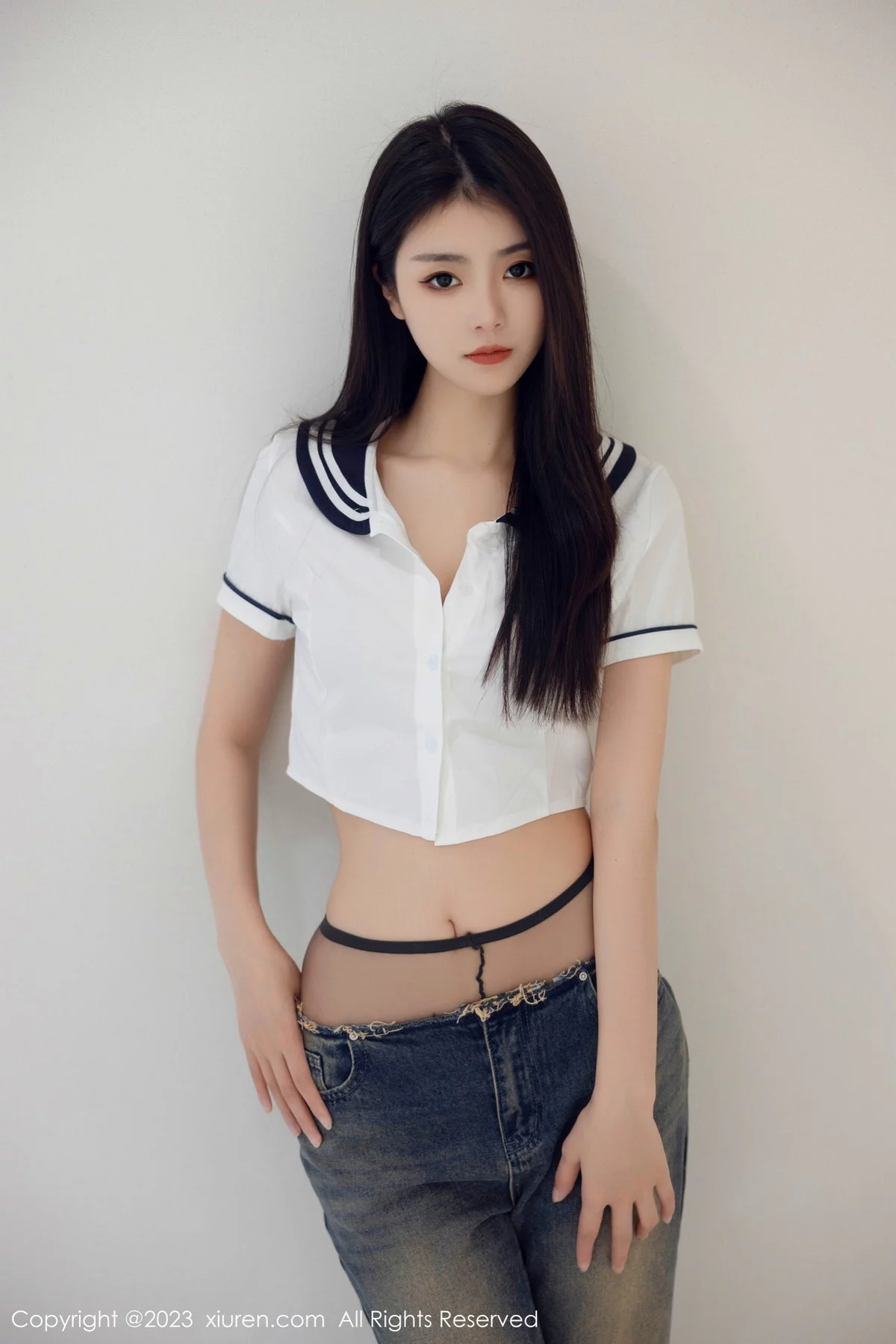 XiuRen第7027期_模特可乐Vicky白色上衣配牛仔裤露超薄黑丝秀曼妙身姿诱惑写真82P