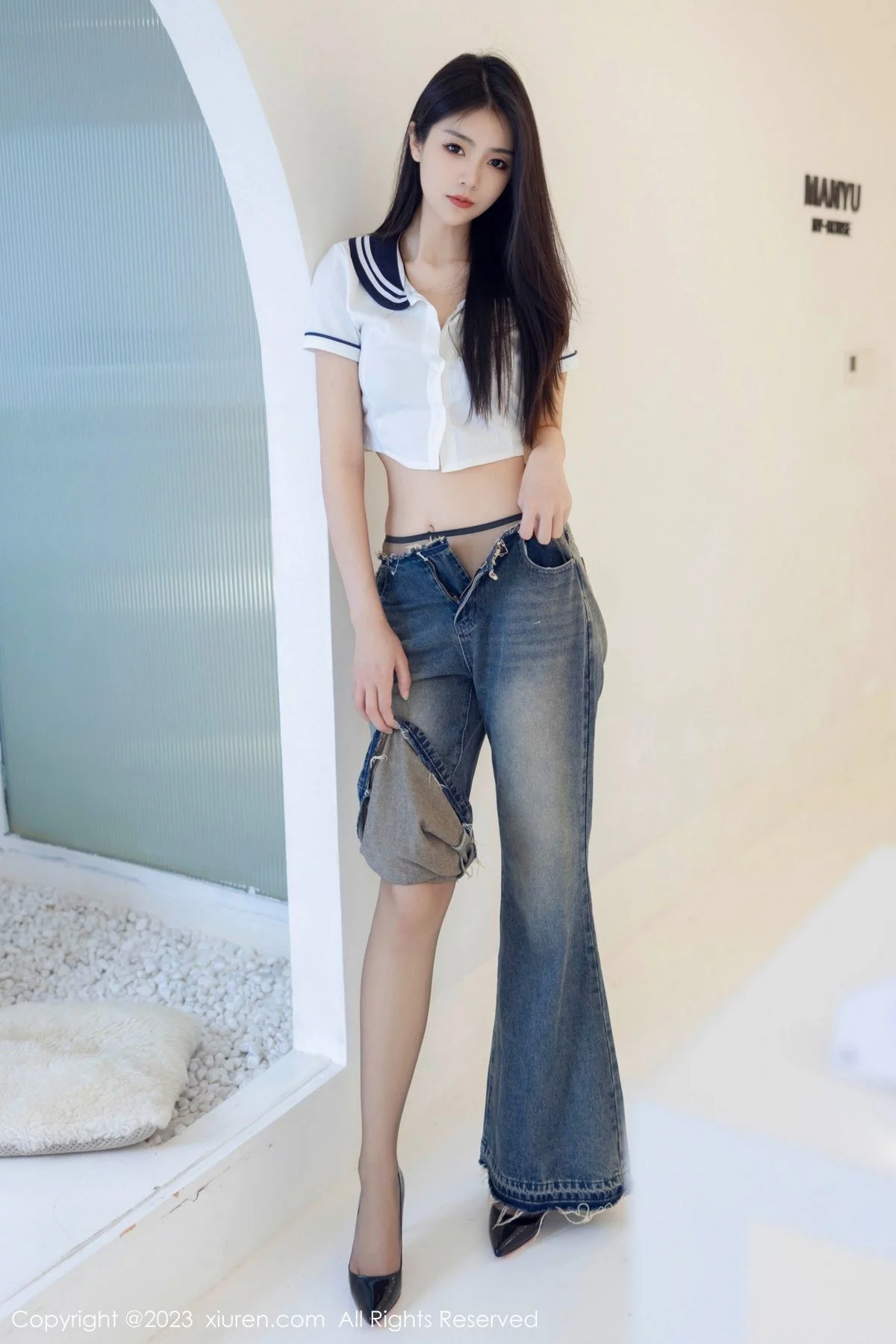 XiuRen第7027期_模特可乐Vicky白色上衣配牛仔裤露超薄黑丝秀曼妙身姿诱惑写真82P