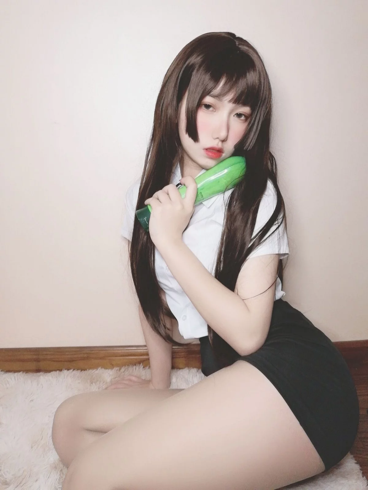 网红美女yuzukitty柚子猫醉酒小秘书主题性感白T配黑短裙露蕾丝内衣诱惑写真52P