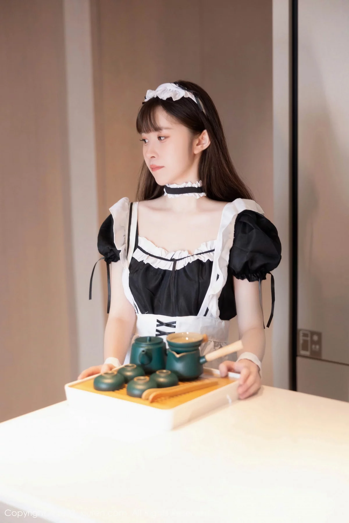 XiuRen第7034期_模特林悠悠性感黑色女仆服饰配黑色网格袜秀曼妙身姿诱惑写真84P