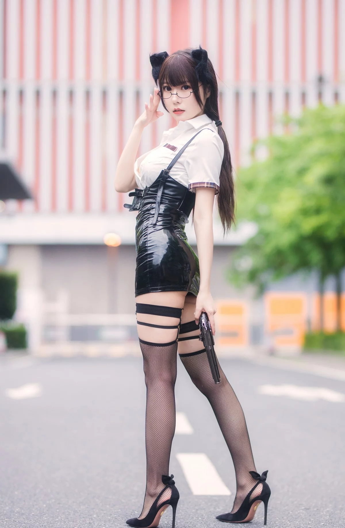 网络美女香草喵露露游戏嘉年华主题性感白T配黑皮短裙露黑丝袜完美诱惑写真69P