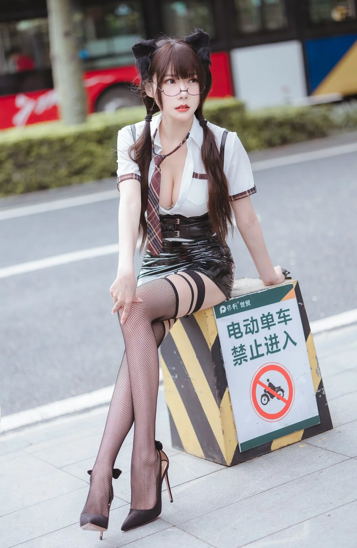 网络美女香草喵露露游戏嘉年华主题性感白T配黑皮短裙露黑丝袜完美诱惑写真69P