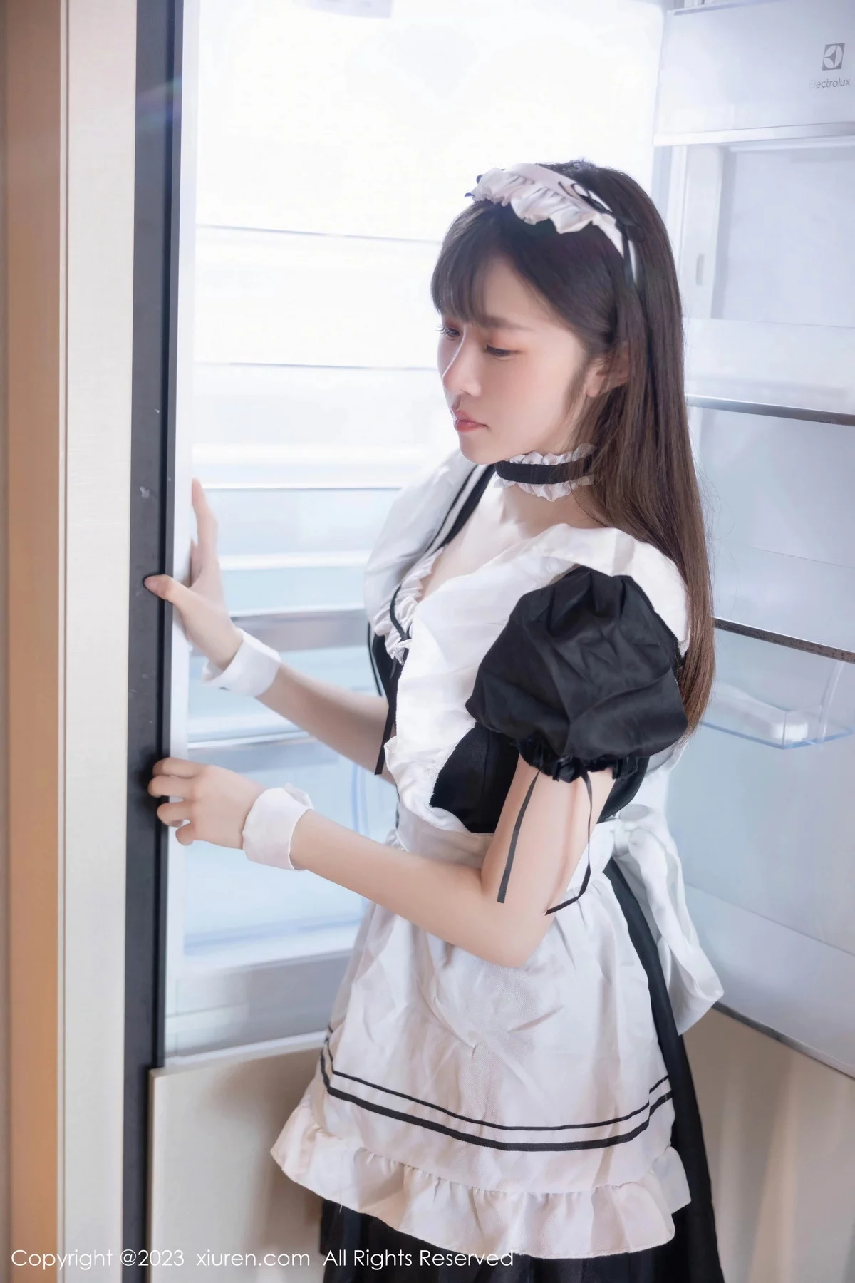 XiuRen第7034期_模特林悠悠性感黑色女仆服饰配黑色网格袜秀曼妙身姿诱惑写真84P
