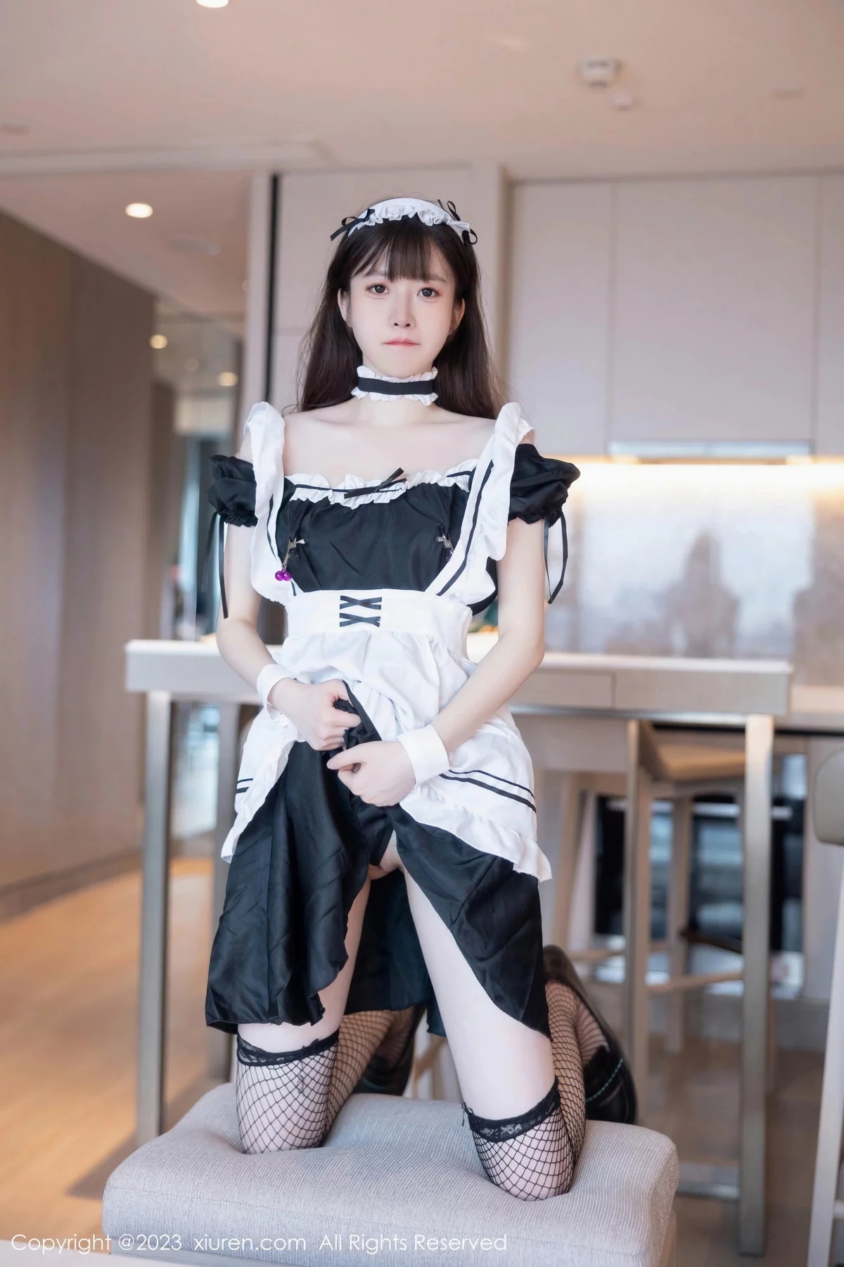 XiuRen第7034期_模特林悠悠性感黑色女仆服饰配黑色网格袜秀曼妙身姿诱惑写真84P
