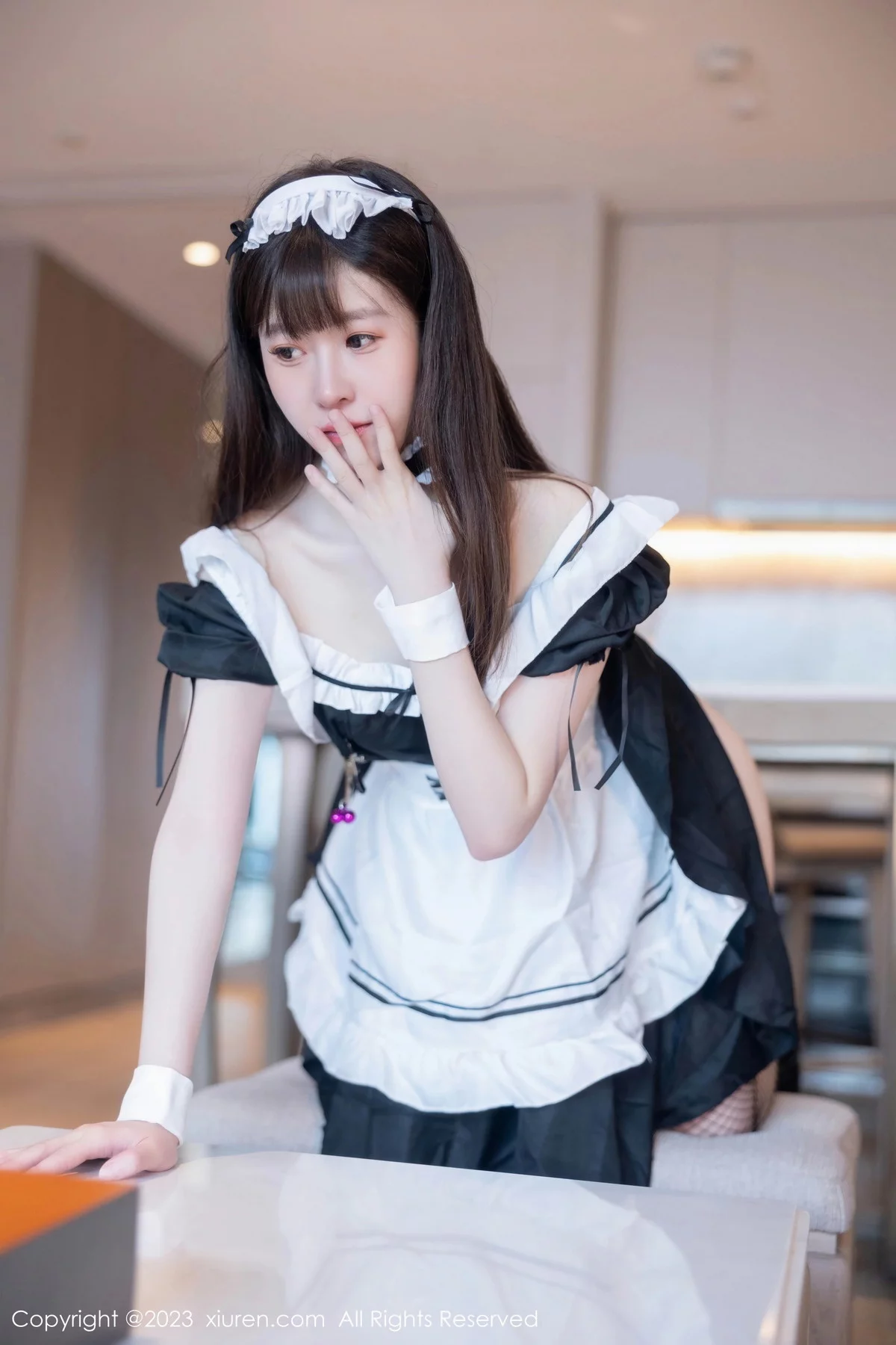 XiuRen第7034期_模特林悠悠性感黑色女仆服饰配黑色网格袜秀曼妙身姿诱惑写真84P