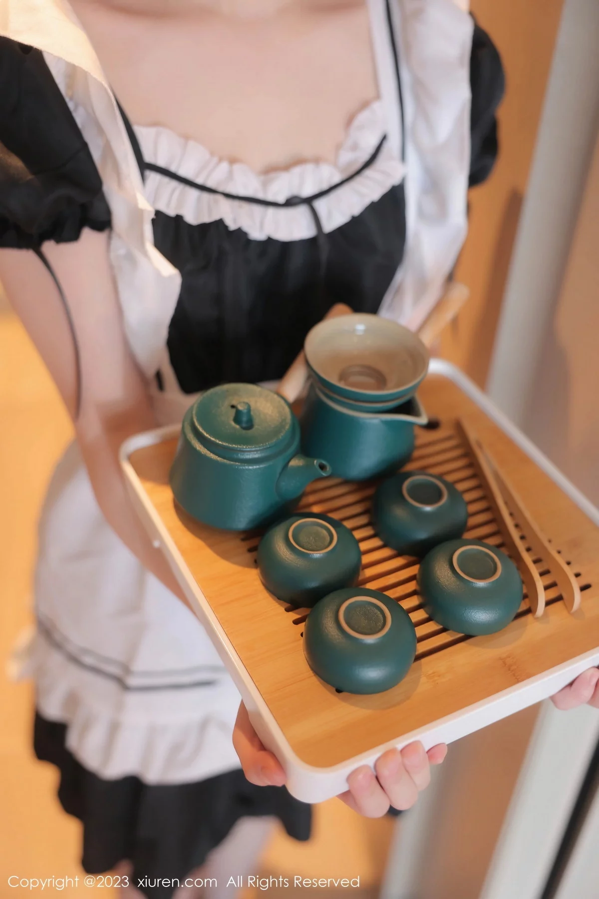 XiuRen第7034期_模特林悠悠性感黑色女仆服饰配黑色网格袜秀曼妙身姿诱惑写真84P