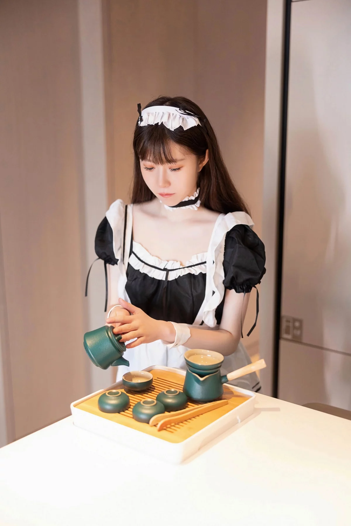 XiuRen第7034期_模特林悠悠性感黑色女仆服饰配黑色网格袜秀曼妙身姿诱惑写真84P