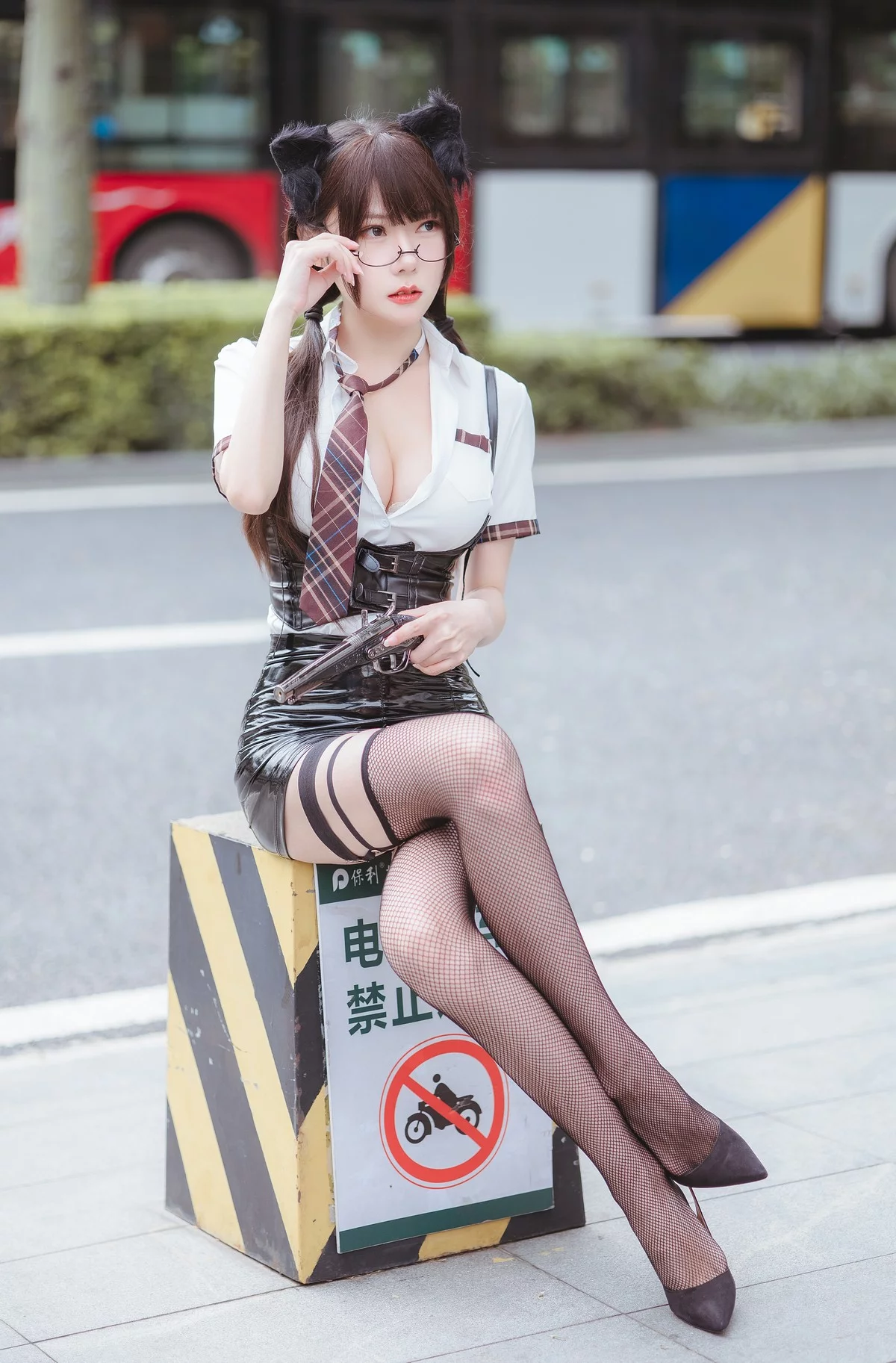 网络美女香草喵露露游戏嘉年华主题性感白T配黑皮短裙露黑丝袜完美诱惑写真69P