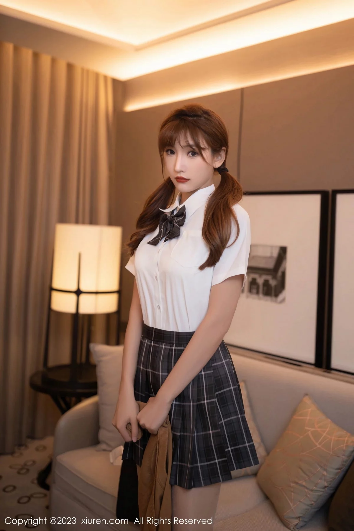 XiuRen第7038期_模特陆萱萱学生装扮露白色内衣配原色丝袜秀完美身材诱惑写真80P