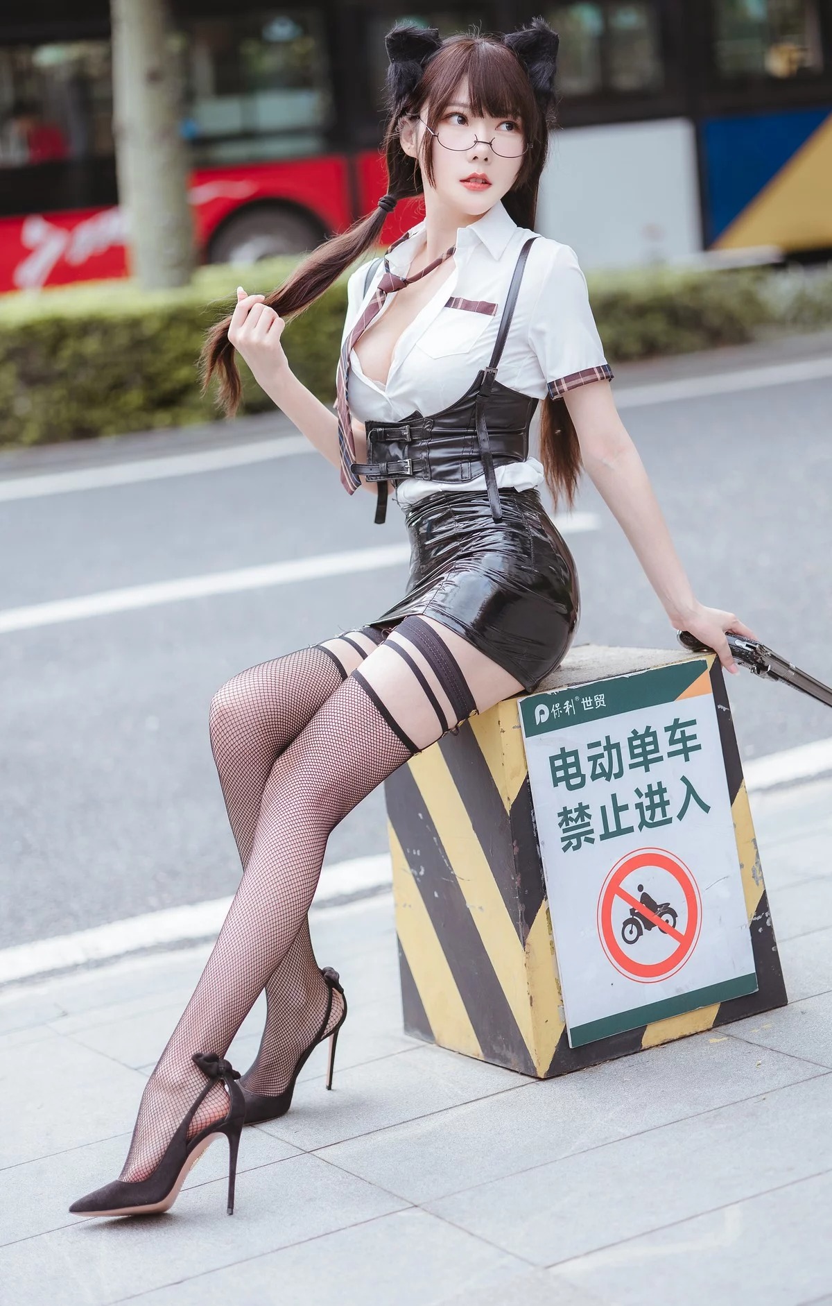 网络美女香草喵露露游戏嘉年华主题性感白T配黑皮短裙露黑丝袜完美诱惑写真69P