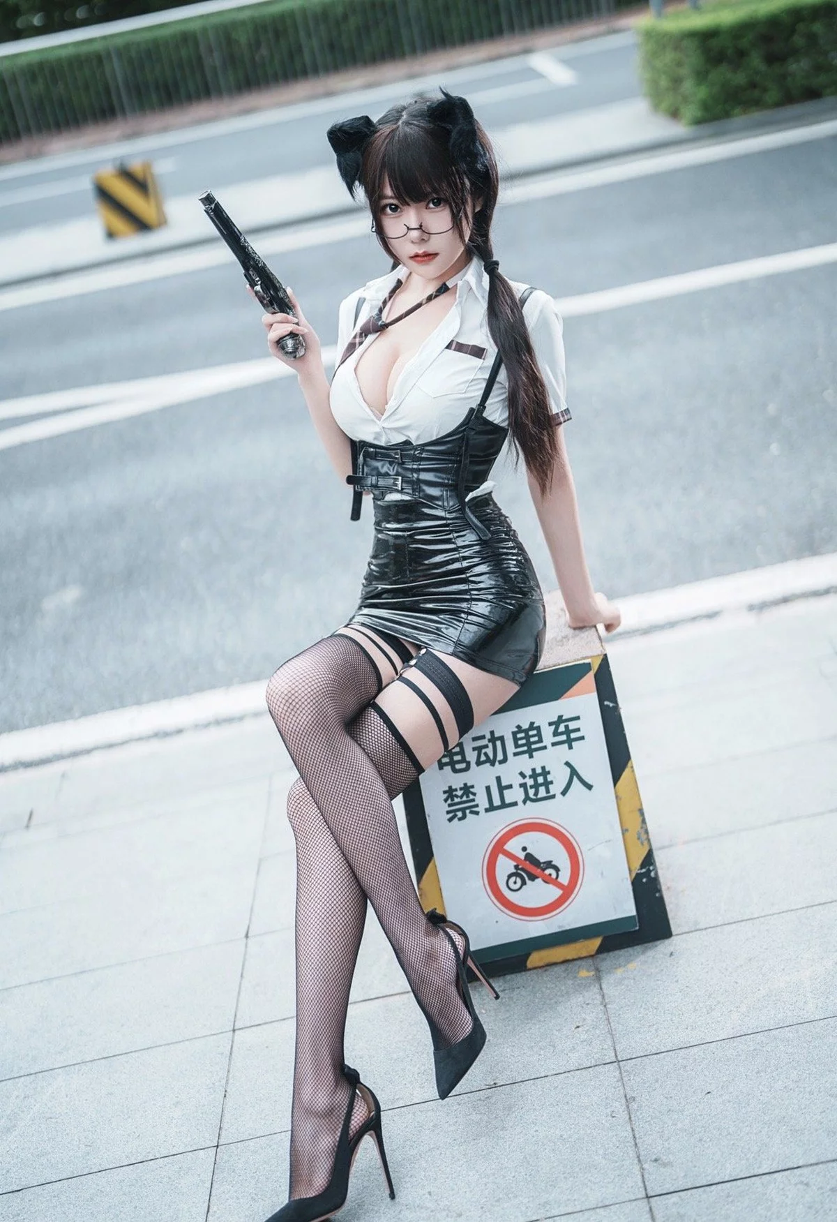 网络美女香草喵露露游戏嘉年华主题性感白T配黑皮短裙露黑丝袜完美诱惑写真69P
