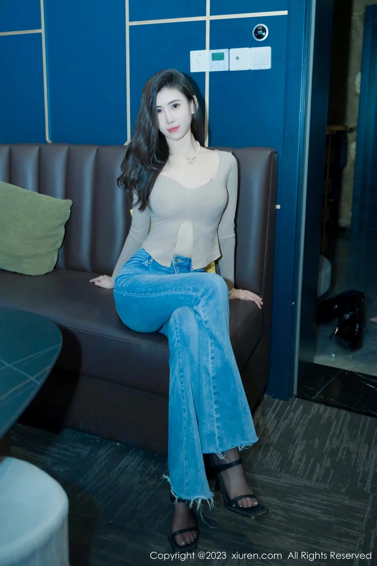 XiuRen第7041期_模特章芃芃性感杏色上衣配简约牛仔裤秀曼妙身姿完美诱惑写真55P