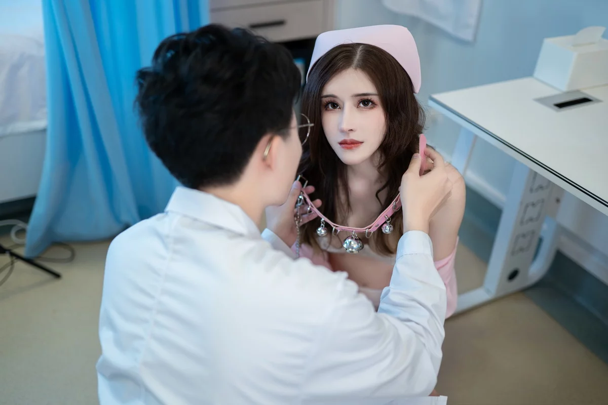 网络美女鹿八岁医生和护士主题脱粉色护士装露性感白色蕾丝内衣完美诱惑写真51P
