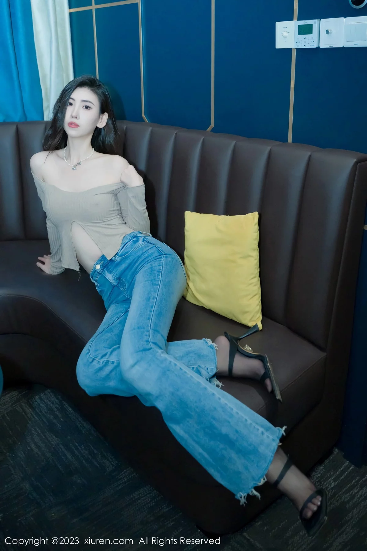 XiuRen第7041期_模特章芃芃性感杏色上衣配简约牛仔裤秀曼妙身姿完美诱惑写真55P