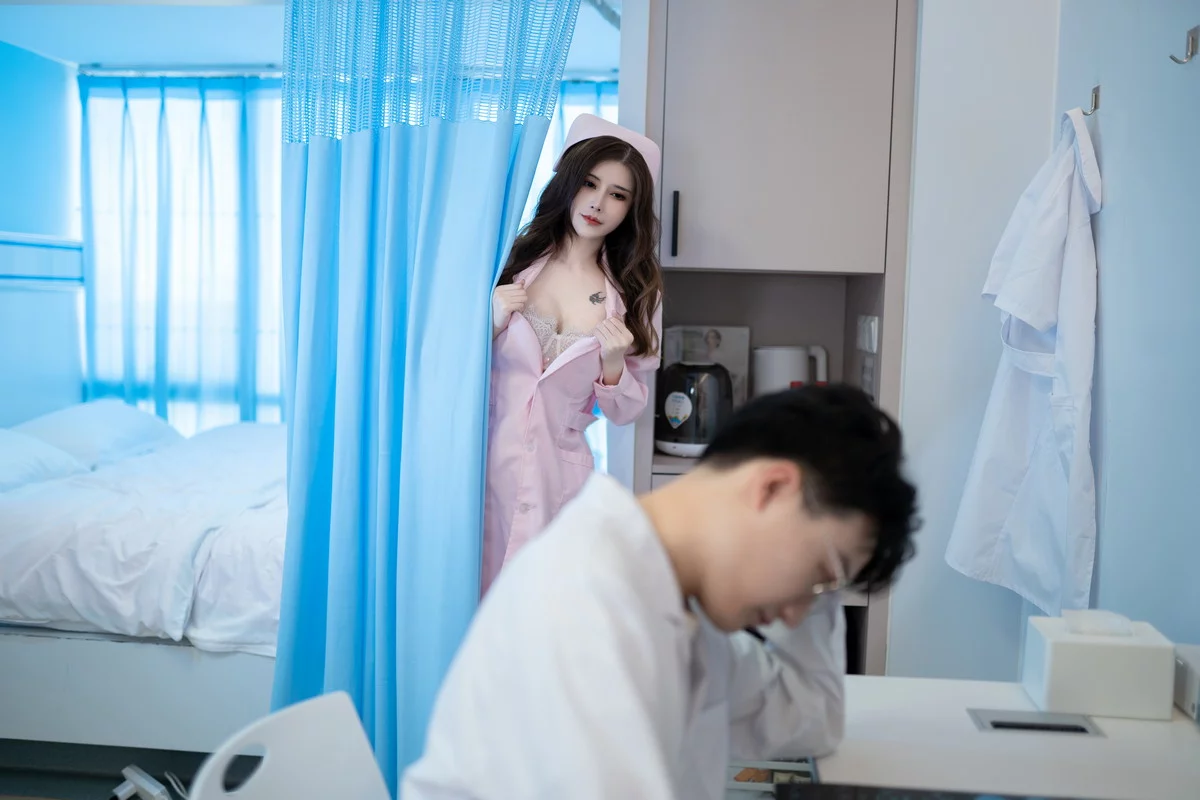 网络美女鹿八岁医生和护士主题脱粉色护士装露性感白色蕾丝内衣完美诱惑写真51P