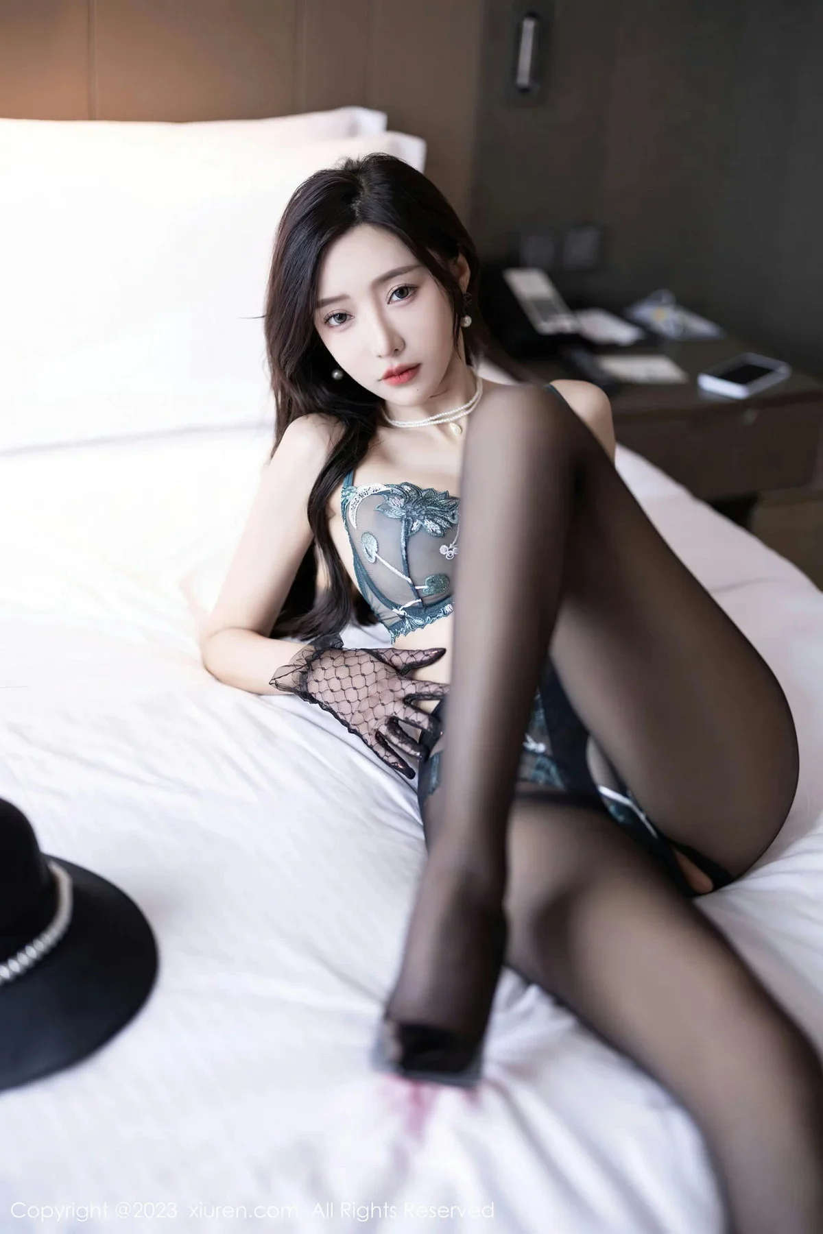 XiuRen第7048期_女神王馨瑶yanni墨绿色轻透蕾丝内衣配黑丝秀完美身材诱惑写真81P