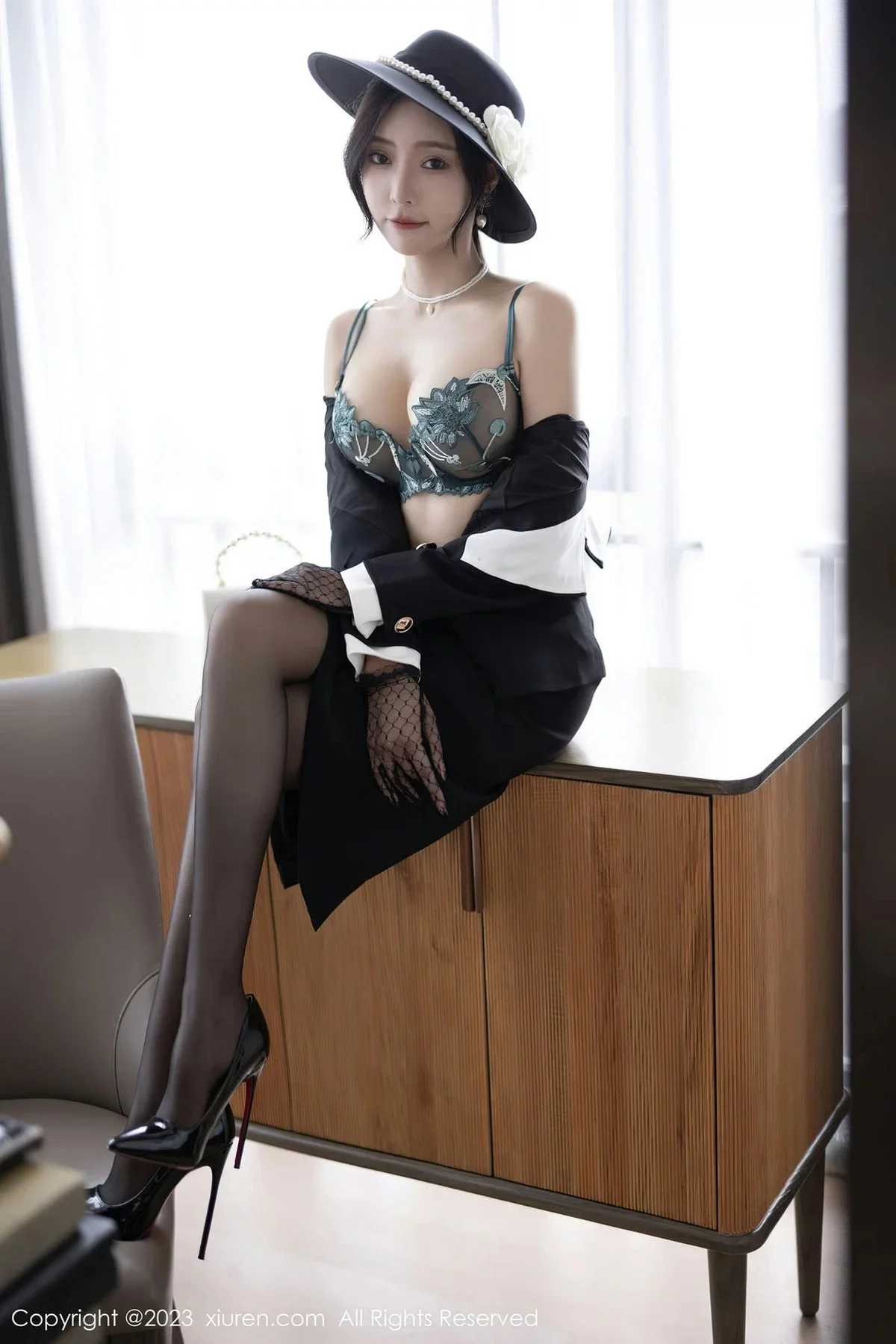 XiuRen第7048期_女神王馨瑶yanni墨绿色轻透蕾丝内衣配黑丝秀完美身材诱惑写真81P