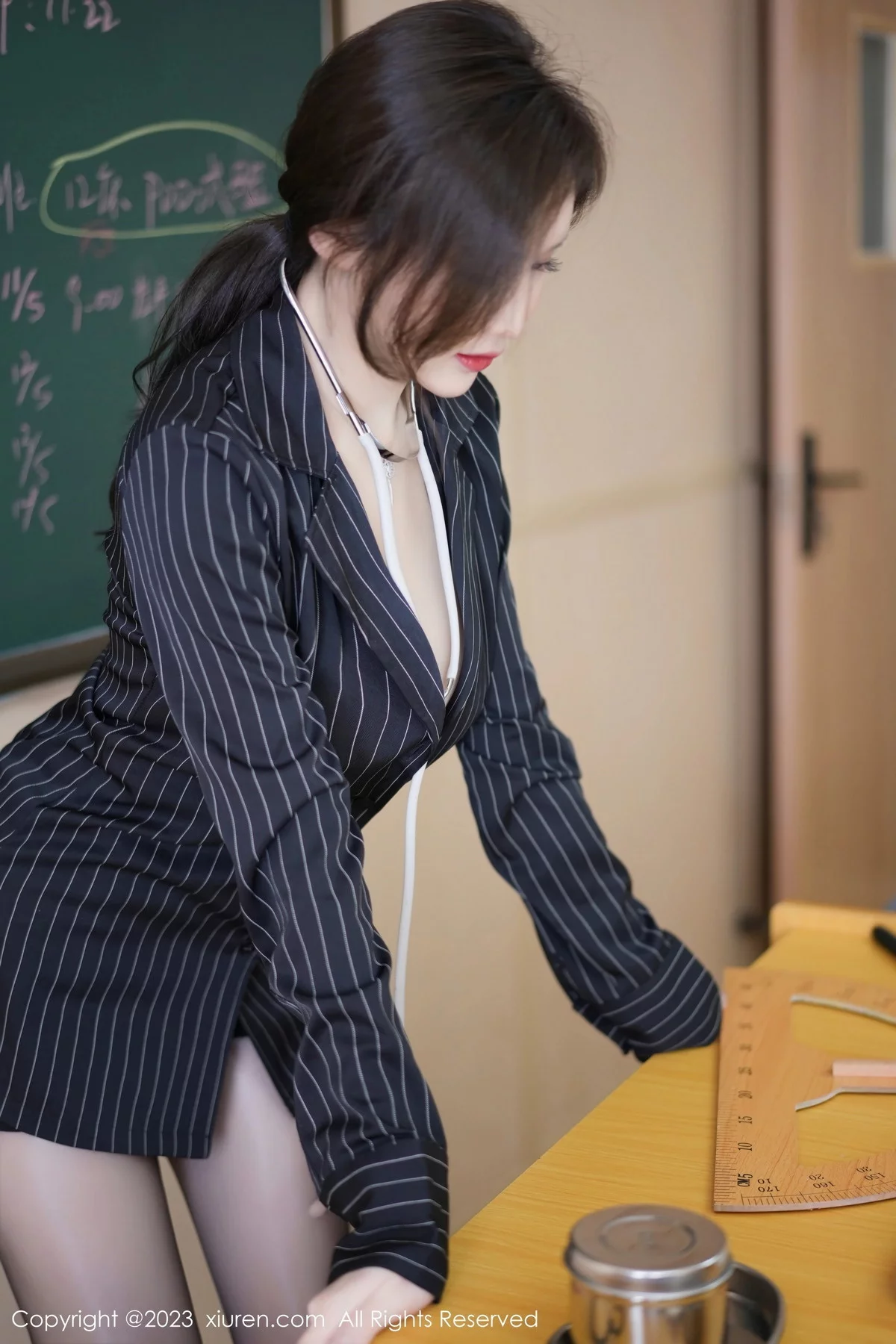 XiuRen第7042期_女神Carol周妍希深色条纹服饰配黑短裙半脱秀丰满身材诱惑写真73P