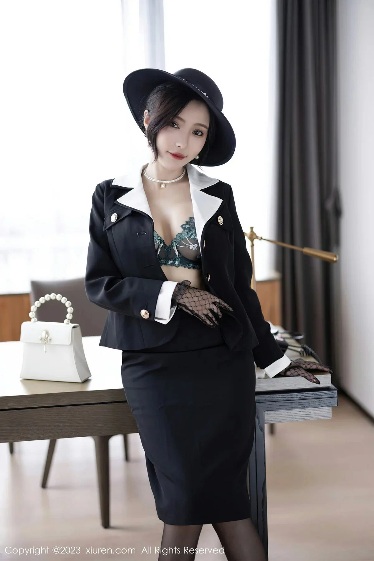 XiuRen第7048期_女神王馨瑶yanni墨绿色轻透蕾丝内衣配黑丝秀完美身材诱惑写真81P