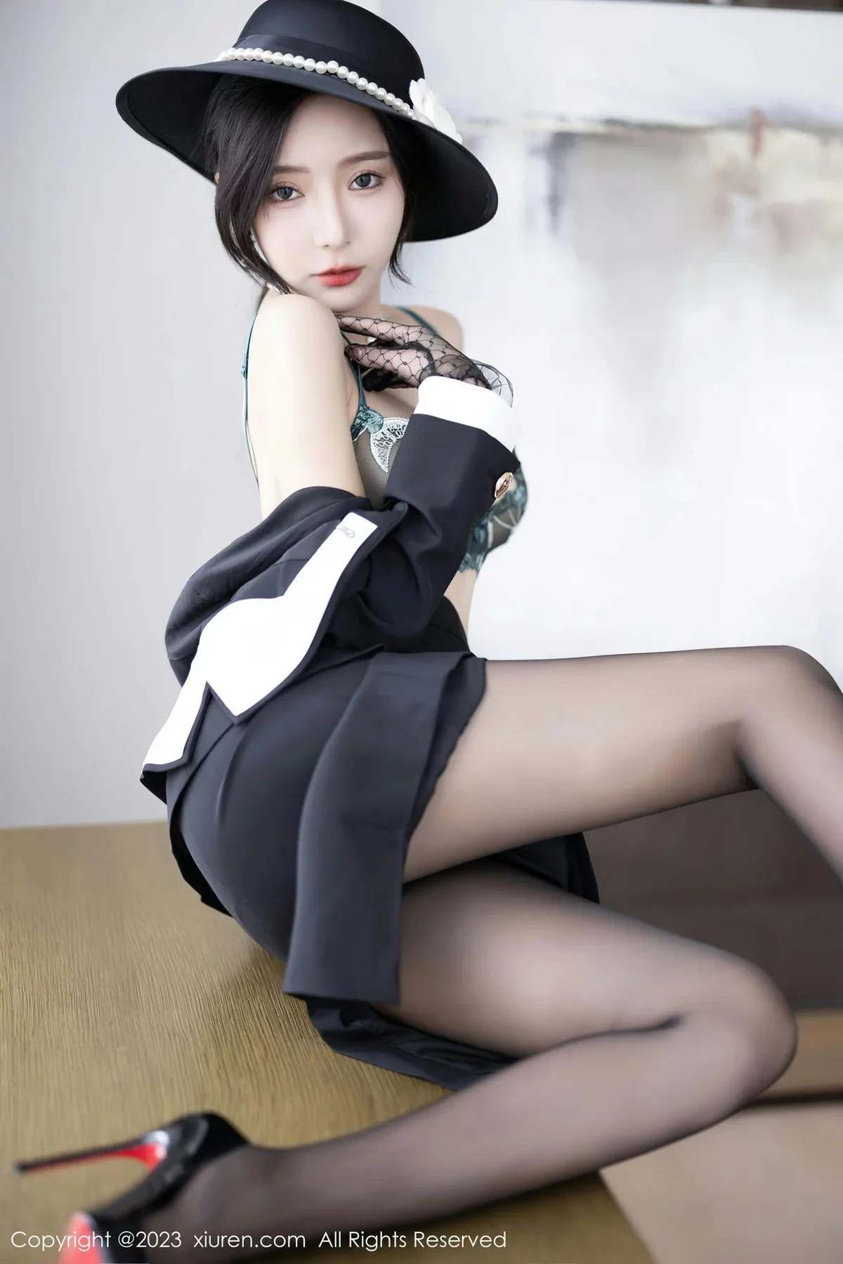 XiuRen第7048期_女神王馨瑶yanni墨绿色轻透蕾丝内衣配黑丝秀完美身材诱惑写真81P
