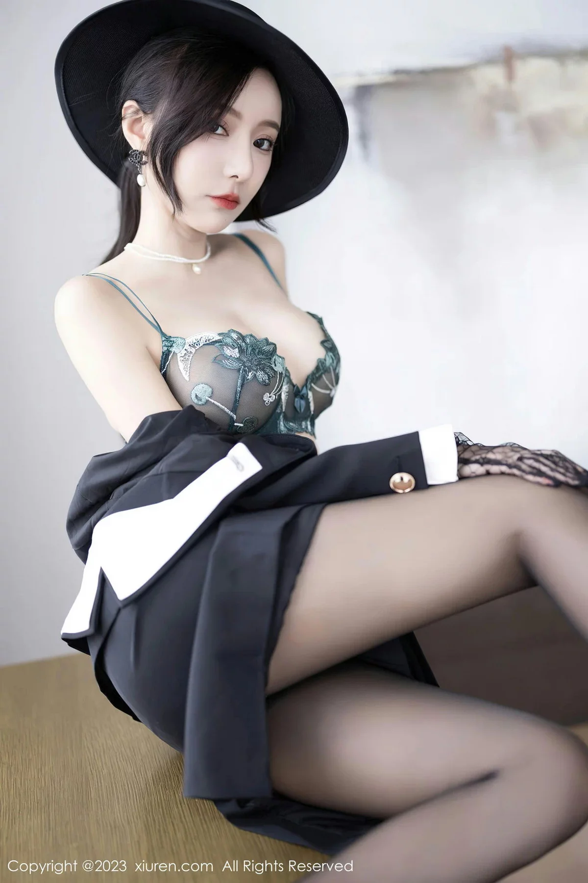 XiuRen第7048期_女神王馨瑶yanni墨绿色轻透蕾丝内衣配黑丝秀完美身材诱惑写真81P