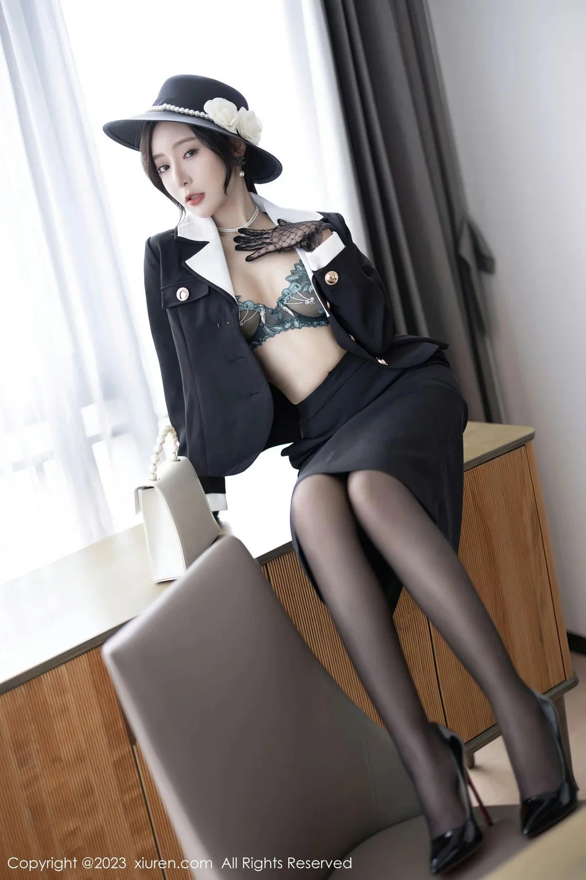 XiuRen第7048期_女神王馨瑶yanni墨绿色轻透蕾丝内衣配黑丝秀完美身材诱惑写真81P
