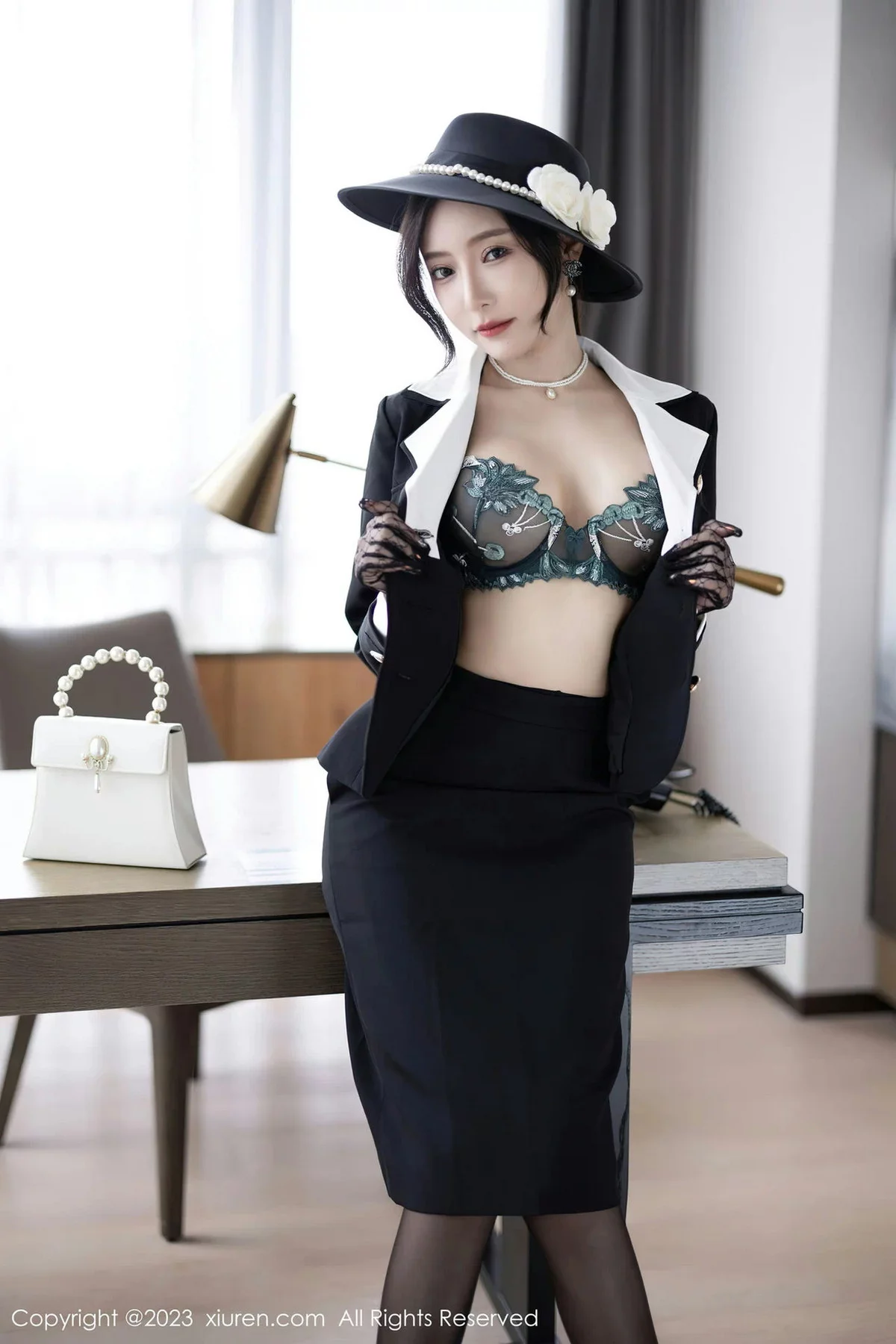 XiuRen第7048期_女神王馨瑶yanni墨绿色轻透蕾丝内衣配黑丝秀完美身材诱惑写真81P