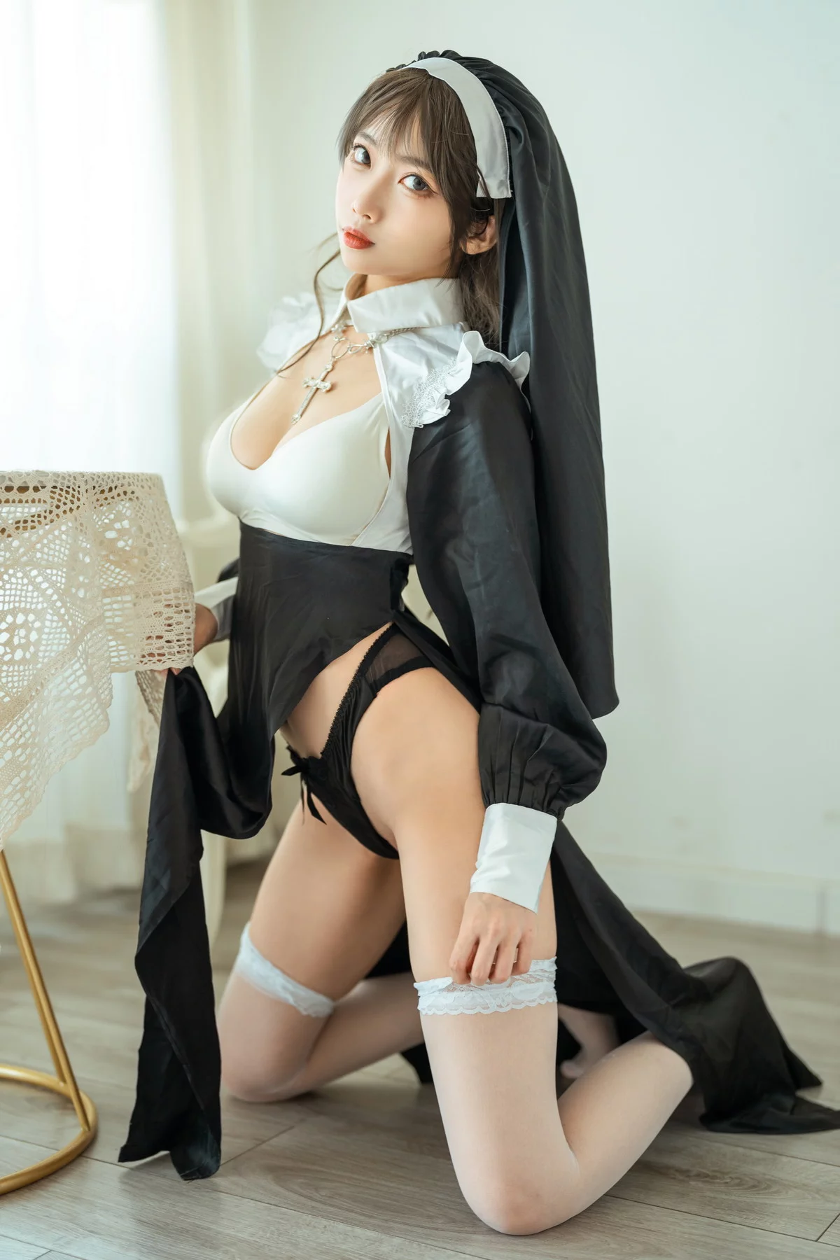 网络美女杏仁曲奇忏悔修女主题黑白修女服饰配白色蕾丝袜秀翘臀美腿诱惑写真45P